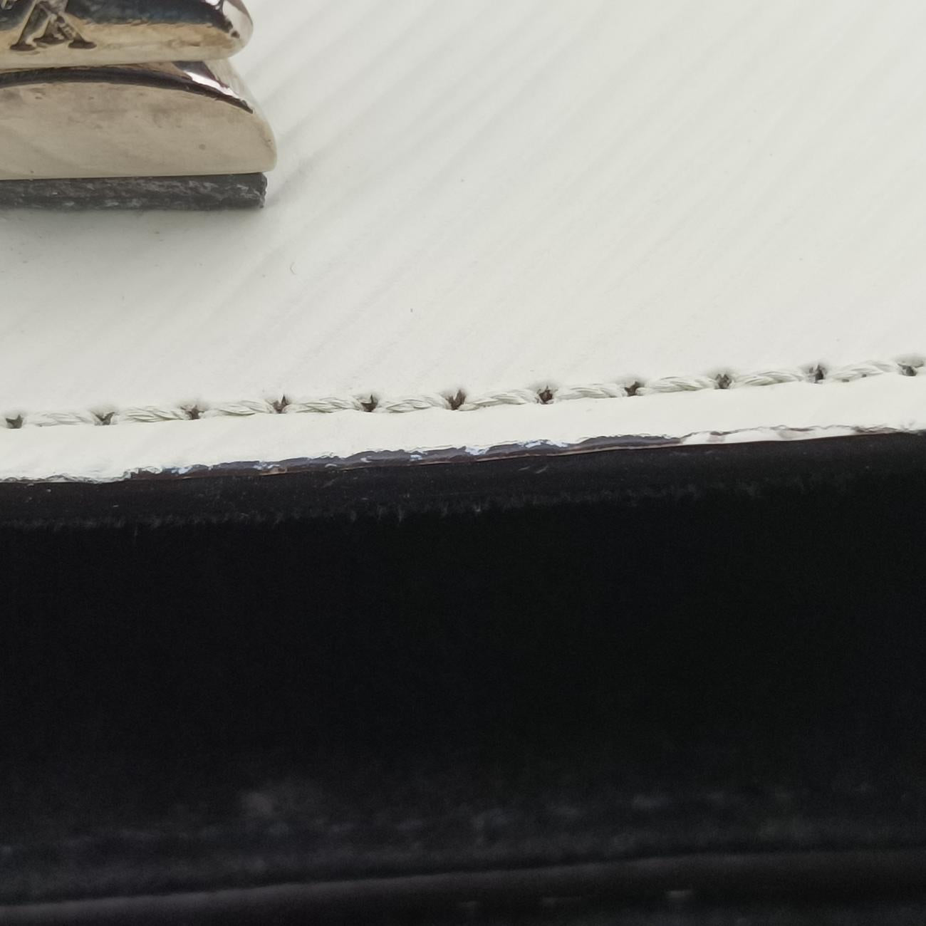 Twist PM White x Red x Black Epi M42777 FL2196ツイストPM ホワイト×レッド×ブラック エピ M42777 FL2196