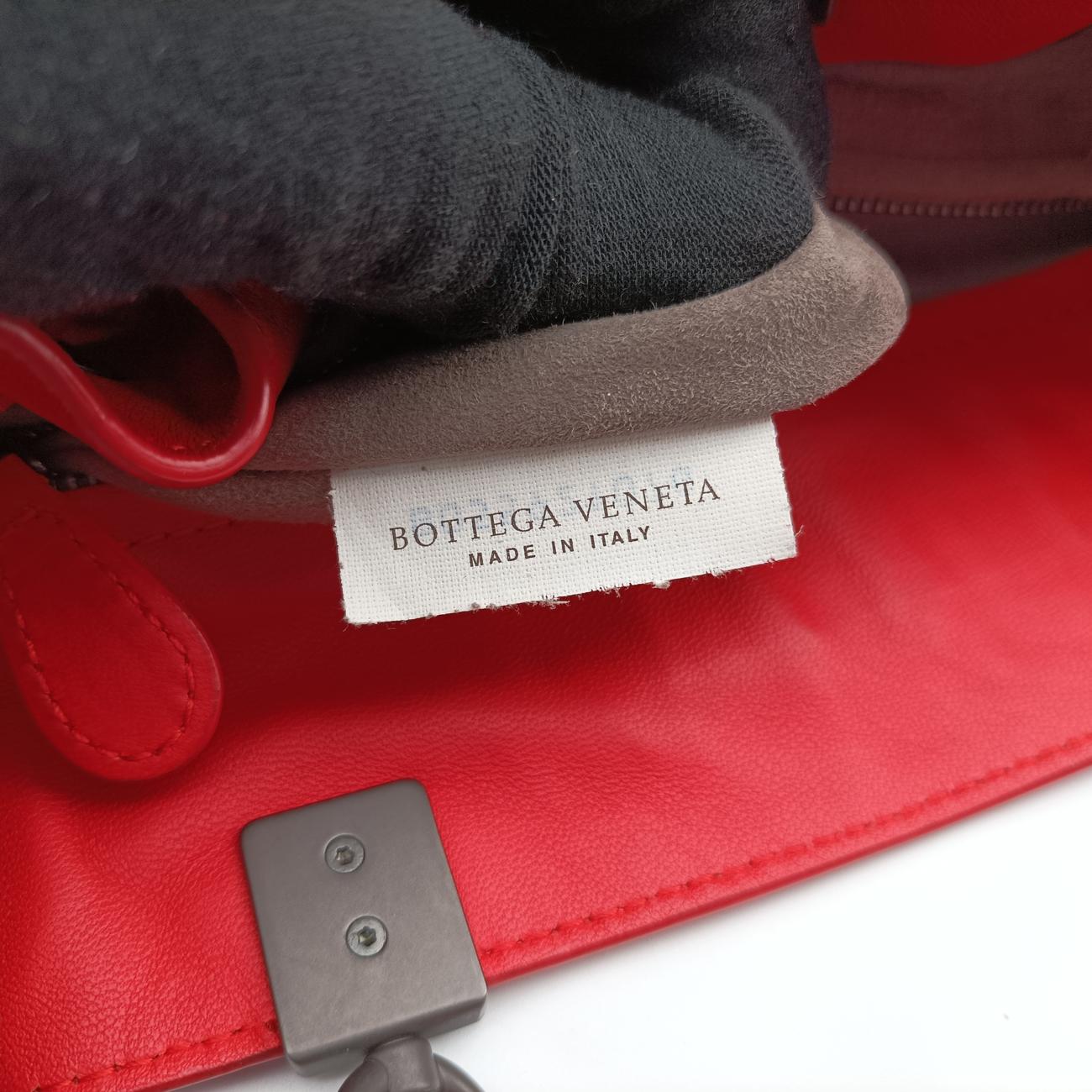 Intrecciato Drawstring Bucket Red lambskin B05592107Gイントレチャート ドローストリング バケット レッド ラムスキン B05592107G