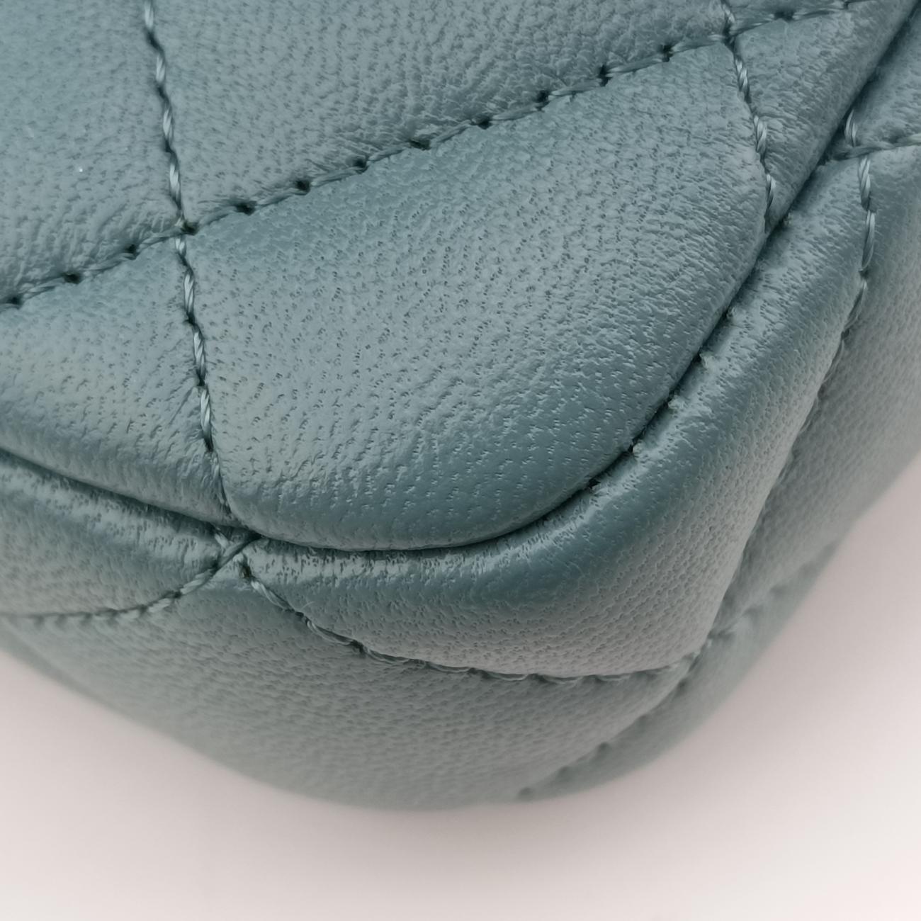 Matelassé Flap Phone Case Blue lambskin AP2096 31980468マトラッセ フラップ フォン ケース ブルー ラムスキン AP2096 31980468