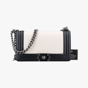BOY CHANEL Black×white Leather A66713 15643111ボーイシャネル ブラック×ホワイト レザー A66713 15643111