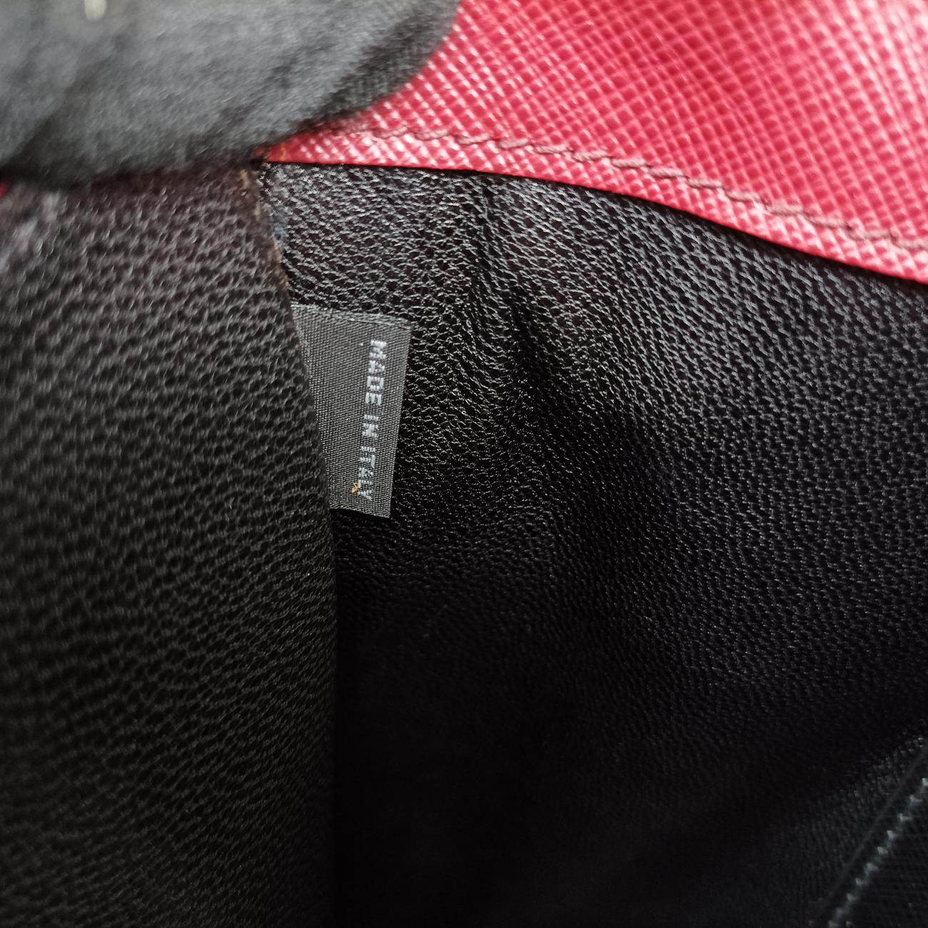 Triangle Logo Plate Red Saffiano Leather 49三角 ロゴ プレート レッド サフィアーノレザー 49