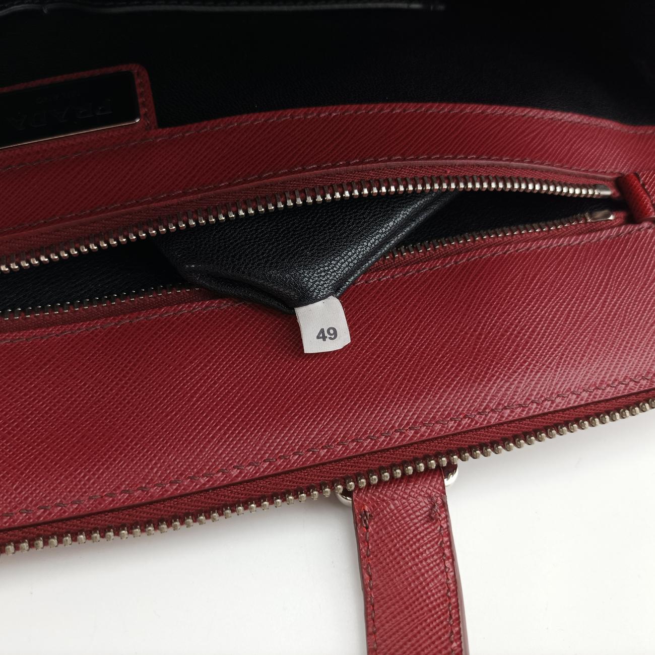 Triangle Logo Plate Red Saffiano Leather 49三角 ロゴ プレート レッド サフィアーノレザー 49