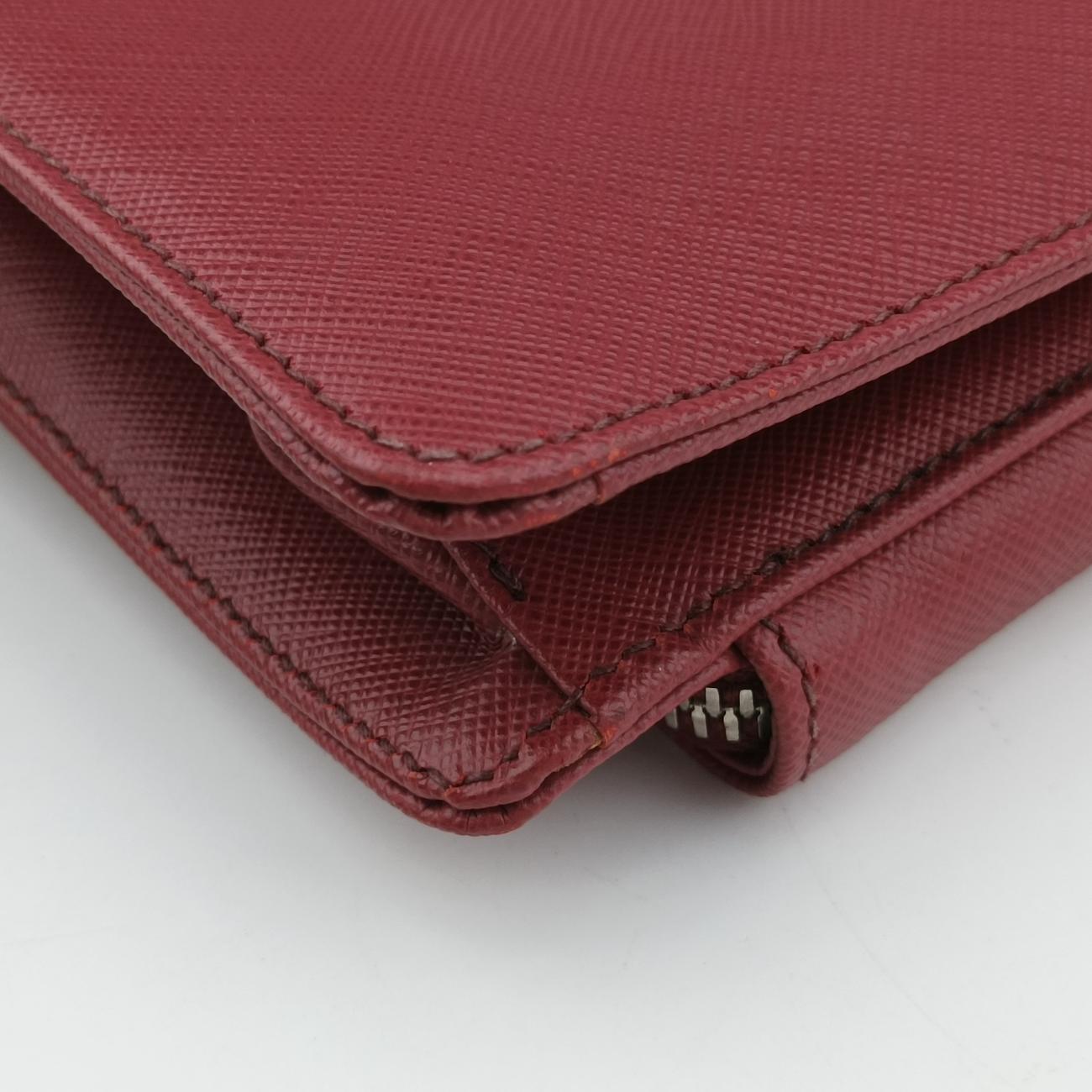 Triangle Logo Plate Red Saffiano Leather 49三角 ロゴ プレート レッド サフィアーノレザー 49