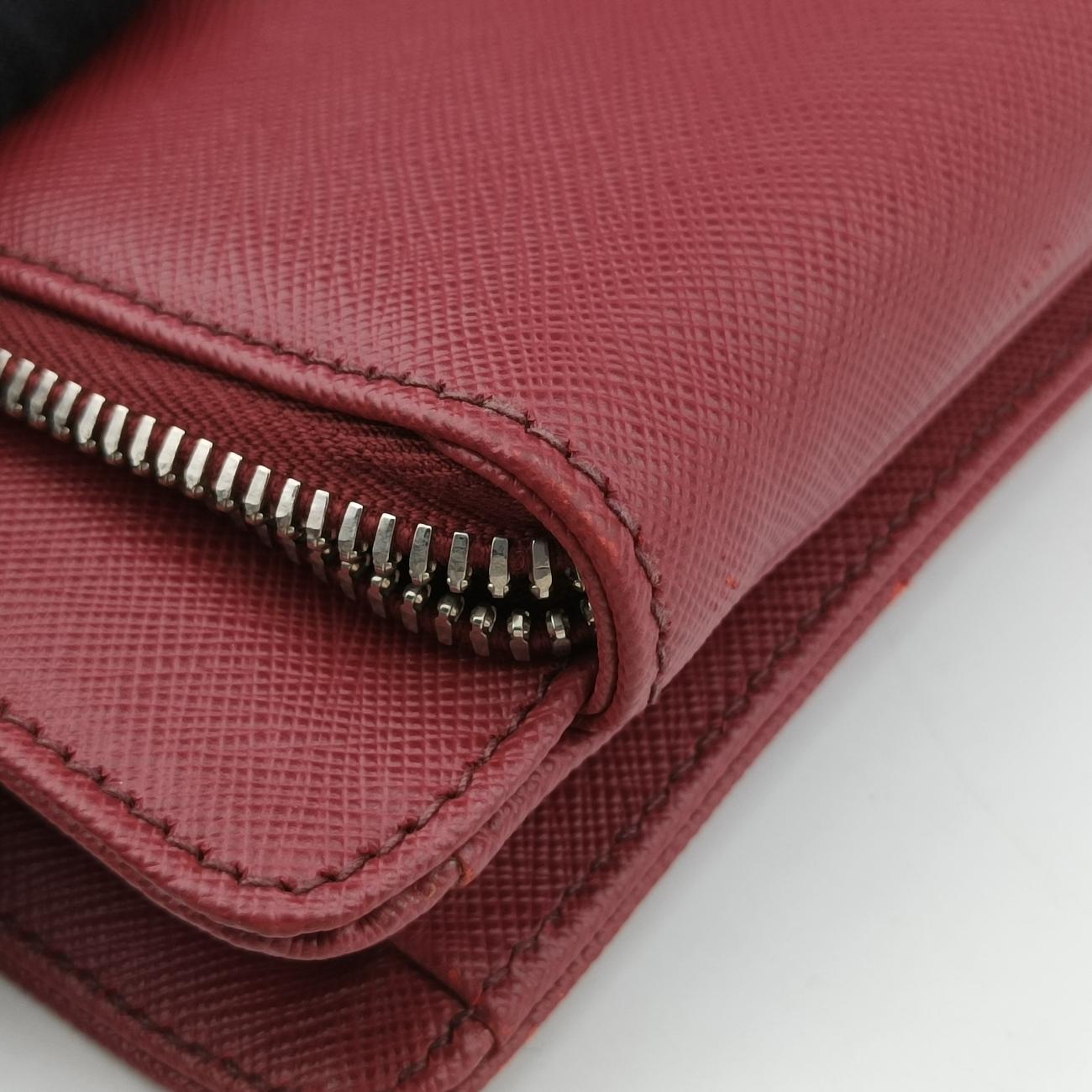 Triangle Logo Plate Red Saffiano Leather 49三角 ロゴ プレート レッド サフィアーノレザー 49