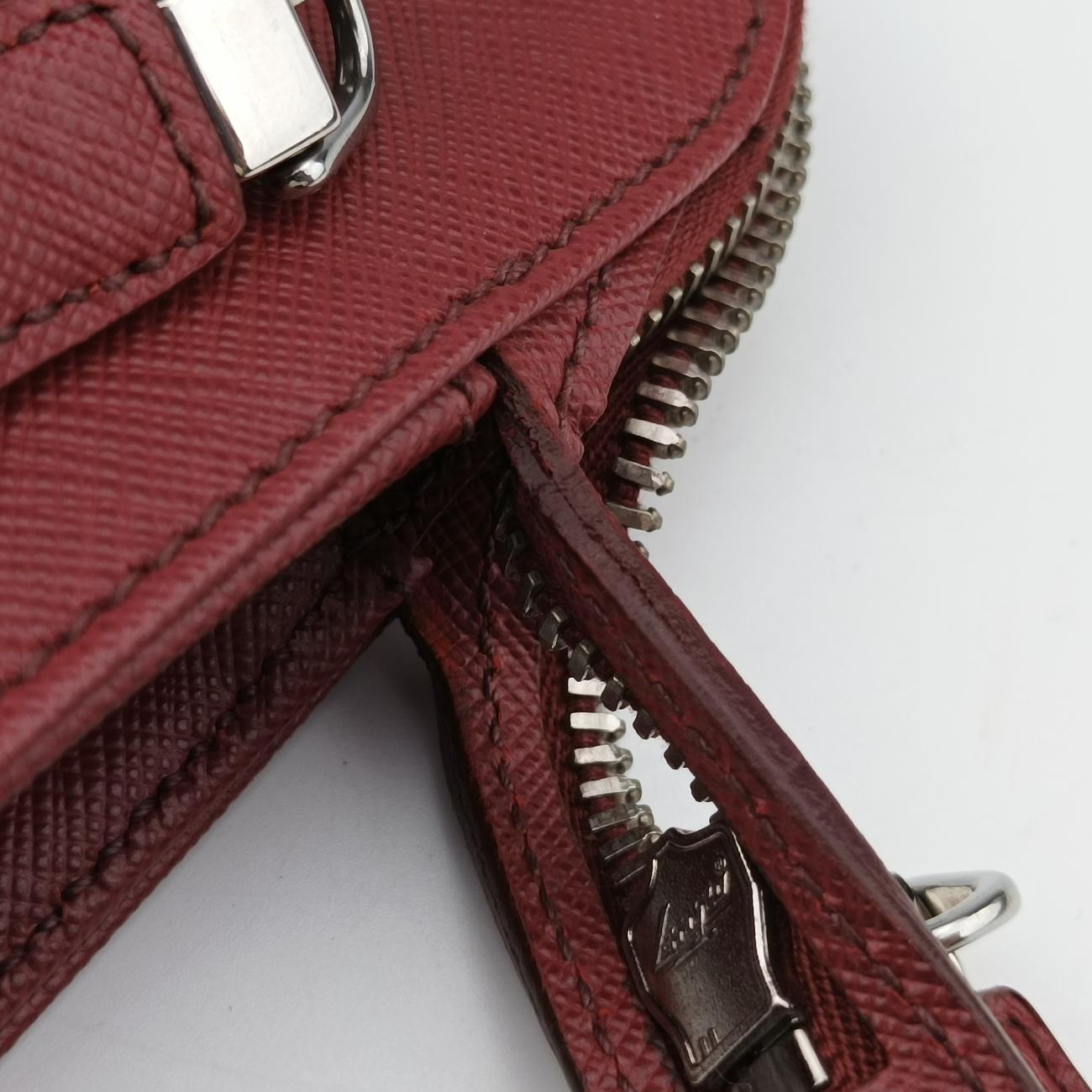 Triangle Logo Plate Red Saffiano Leather 49三角 ロゴ プレート レッド サフィアーノレザー 49