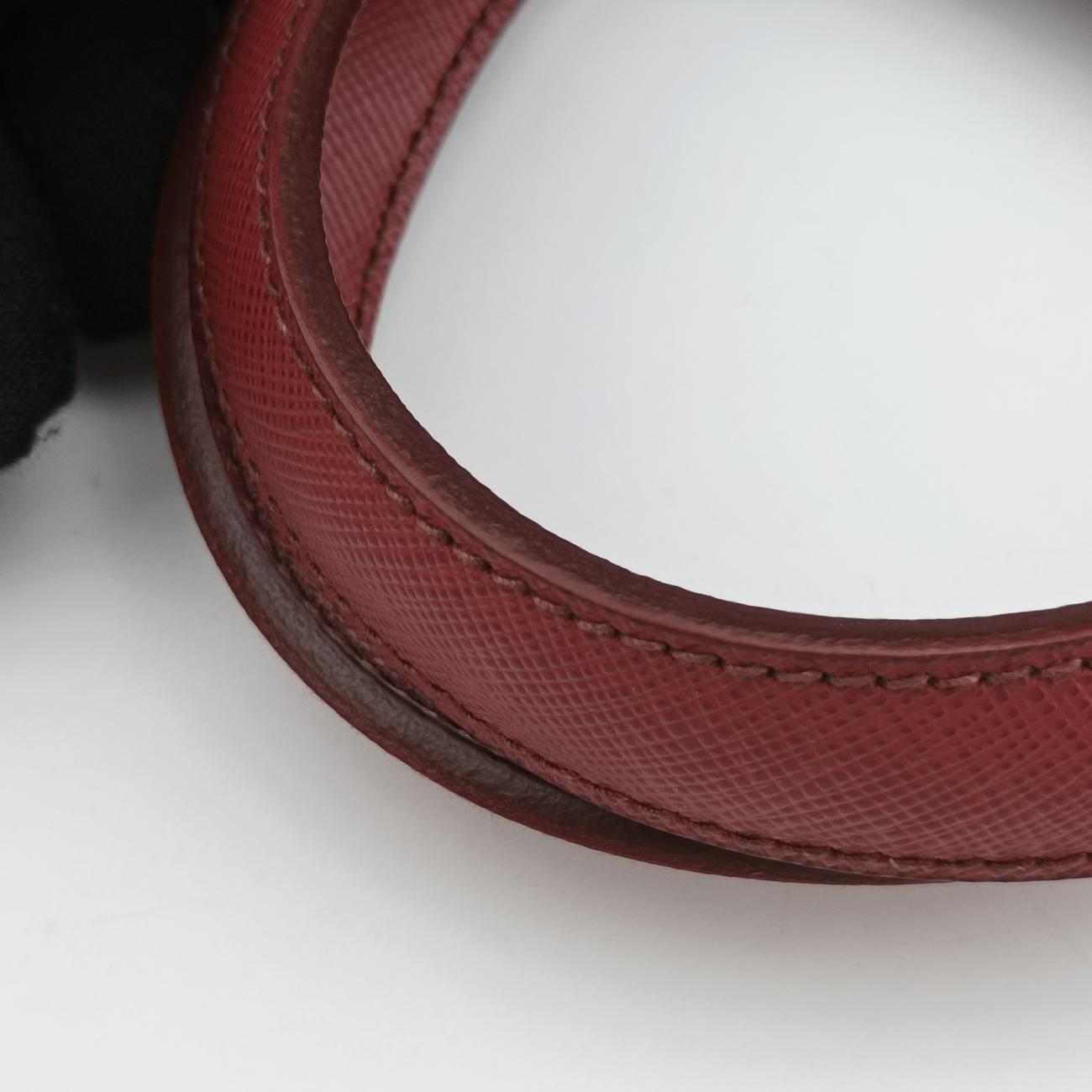 Triangle Logo Plate Red Saffiano Leather 49三角 ロゴ プレート レッド サフィアーノレザー 49