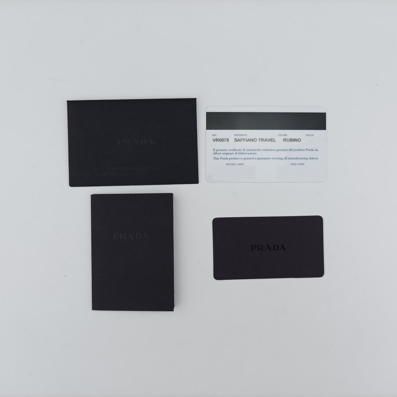 Triangle Logo Plate Red Saffiano Leather 49三角 ロゴ プレート レッド サフィアーノレザー 49