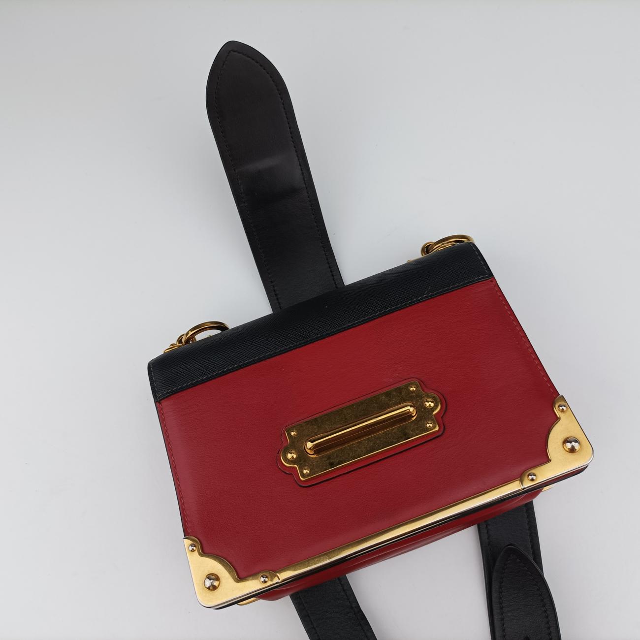 Cahier Red x Black Leather 1BD045 25 Pカイエ レッド×ブラック レザー×サフィアーノレザー 1BD045 25 P