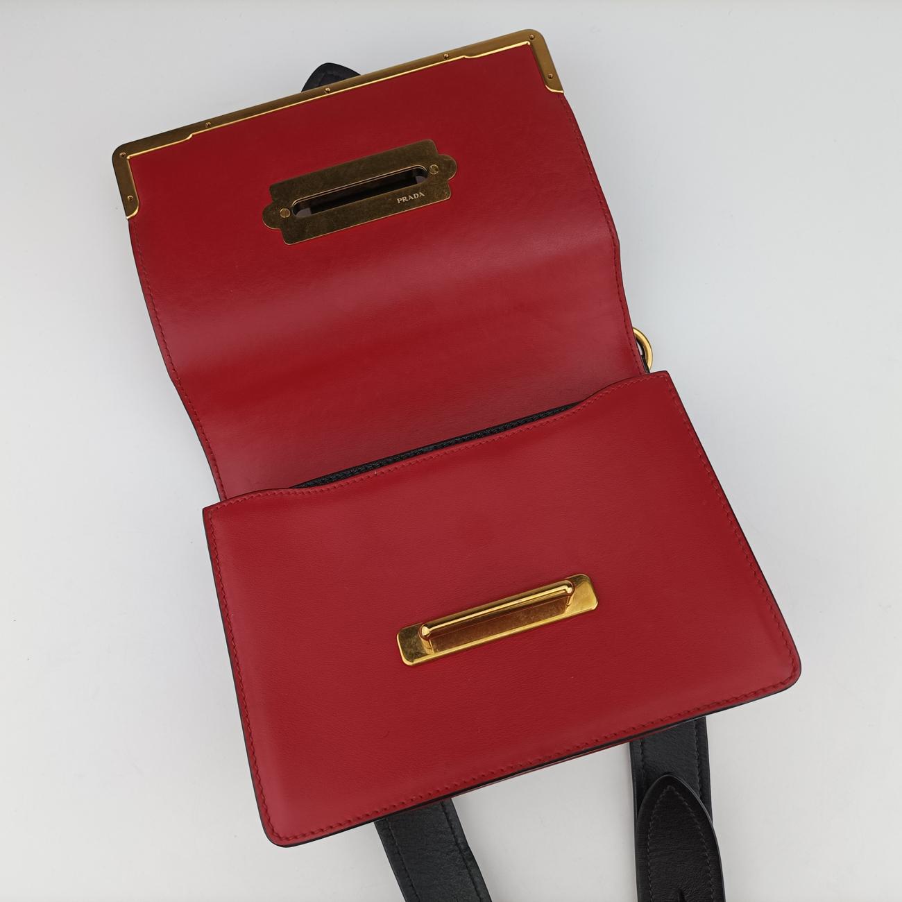 Cahier Red x Black Leather 1BD045 25 Pカイエ レッド×ブラック レザー×サフィアーノレザー 1BD045 25 P
