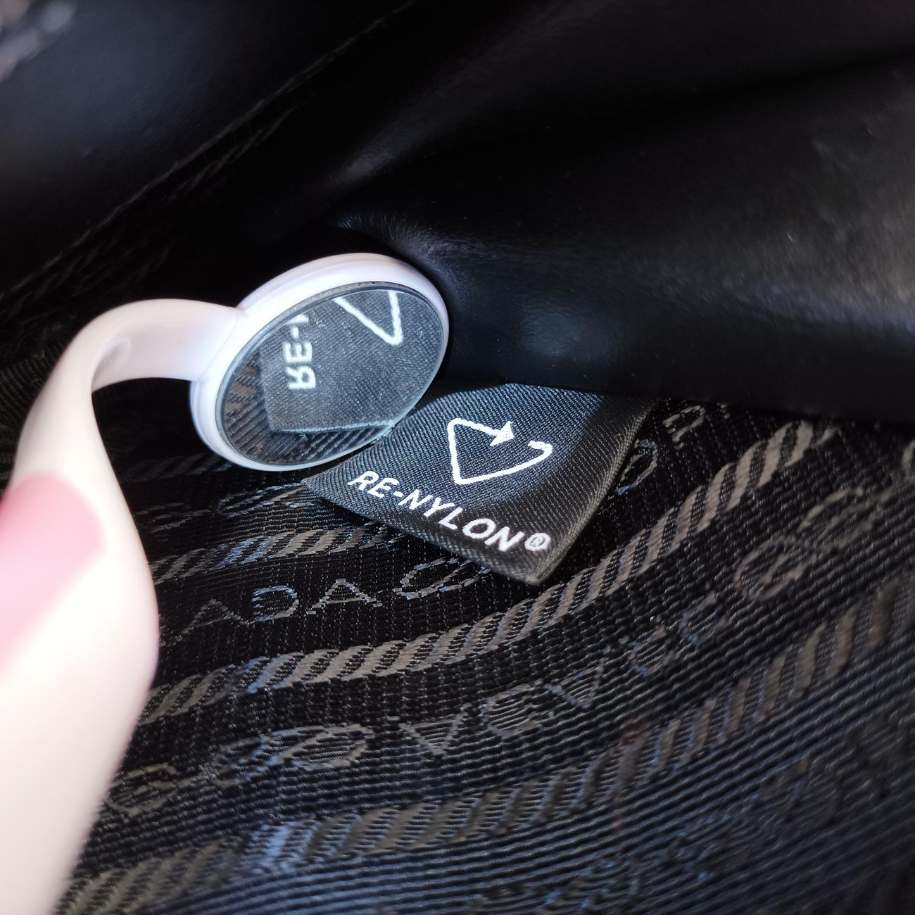 Triangle Crystal Black Leather 1NR015 234トライアングル ブラック レザー 1NR015 234