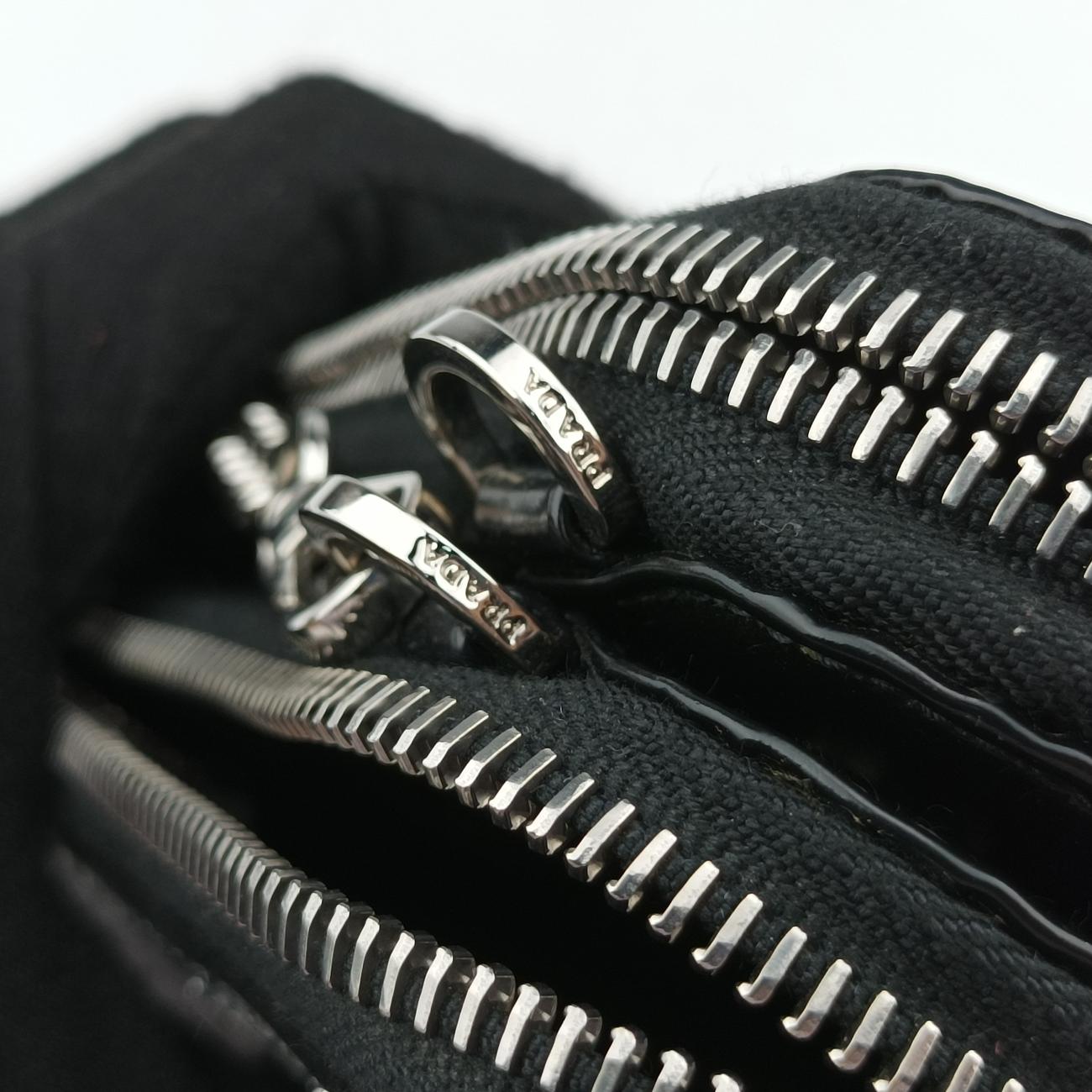 Triangle Crystal Black Leather 1NR015 234トライアングル ブラック レザー 1NR015 234