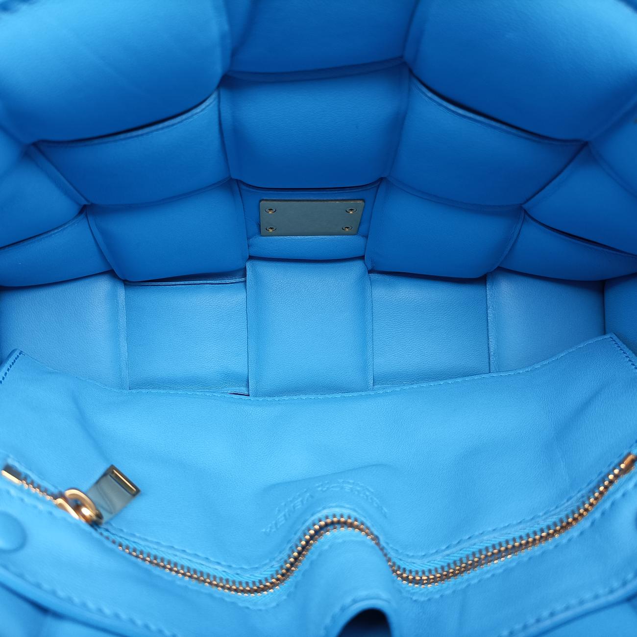 The Chain Cassette Blue lambskin B09086686Gザ チェーン カセット ブルー ラムスキン B09086686G