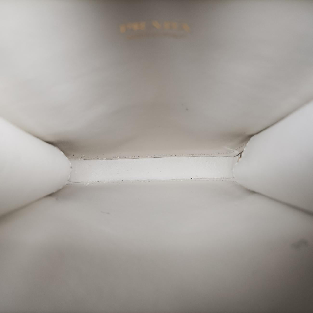 Triangle logo White Saffiano Leather 1DH030 85三角ロゴ ホワイト サフィアーノレザー 1DH030 85