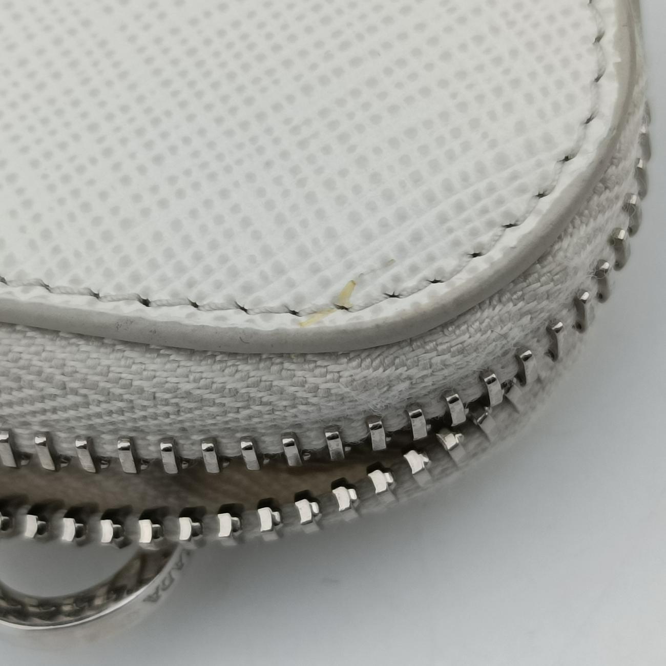 Triangle Logo Plate White SAFFIANO Leather 1NR015 234トライアングルロゴ ホワイト サフィアーノレザー 1NR015 234