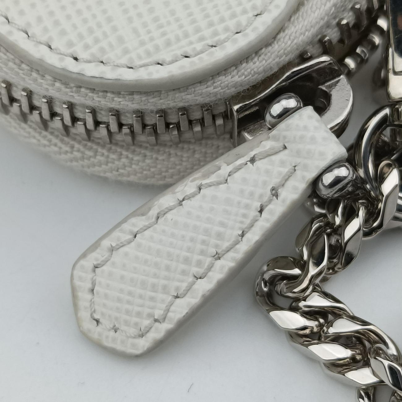 Triangle Logo Plate White SAFFIANO Leather 1NR015 234トライアングルロゴ ホワイト サフィアーノレザー 1NR015 234