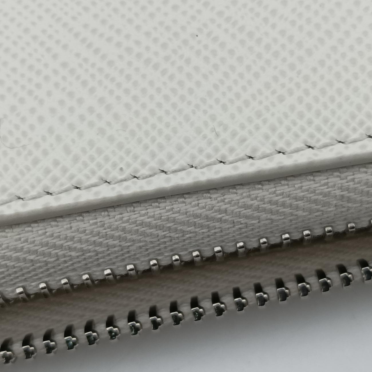 Triangle Logo Plate White SAFFIANO Leather 1NR015 234トライアングルロゴ ホワイト サフィアーノレザー 1NR015 234