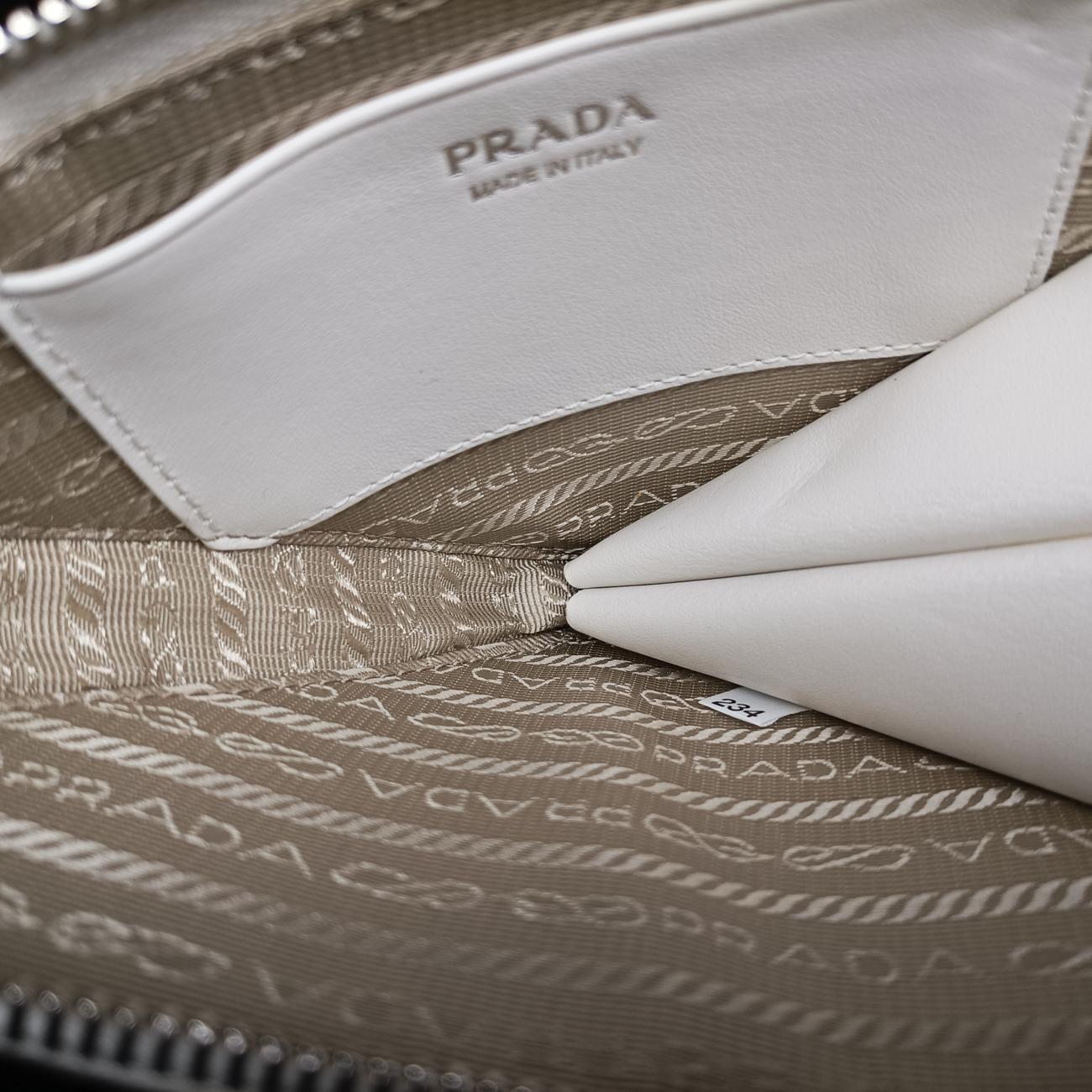 Triangle Logo Plate White SAFFIANO Leather 1NR015 234トライアングルロゴ ホワイト サフィアーノレザー 1NR015 234