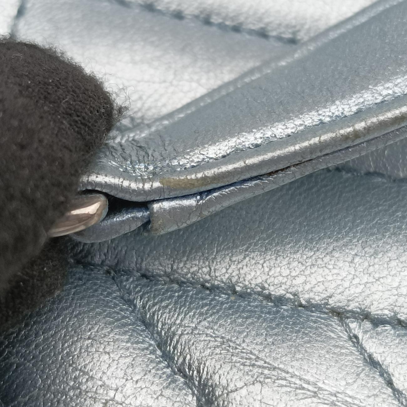 Metallic Nappa Stitching Diagramme Chain Iridescent Silver Leather 107 Fメタリックナッパステッチダイアグラムチェーン イルデセント シルバー レザー 107 F