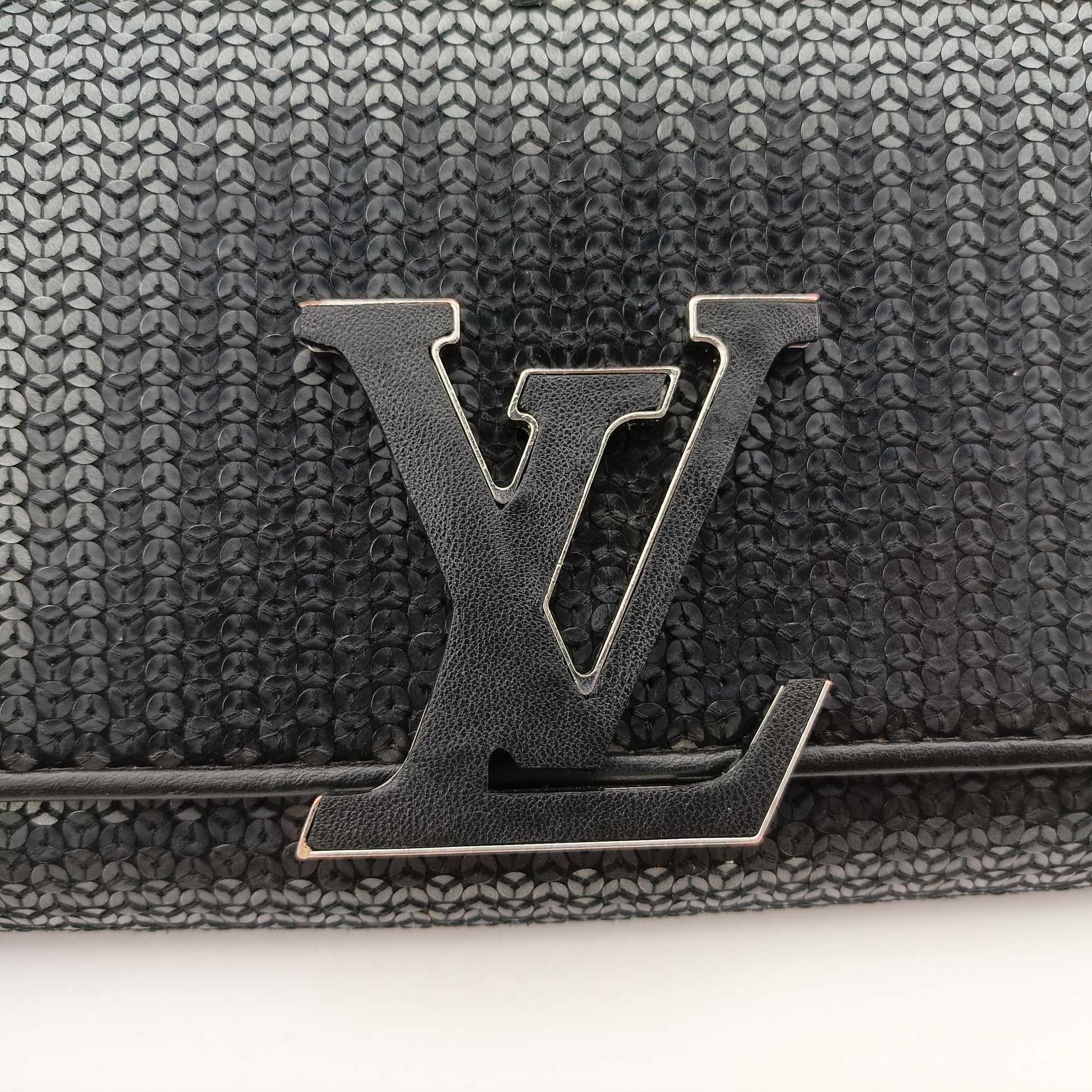 LV logo flap Noir sequins PL2186LVロゴフラップ ノワール スパンコール PL2186