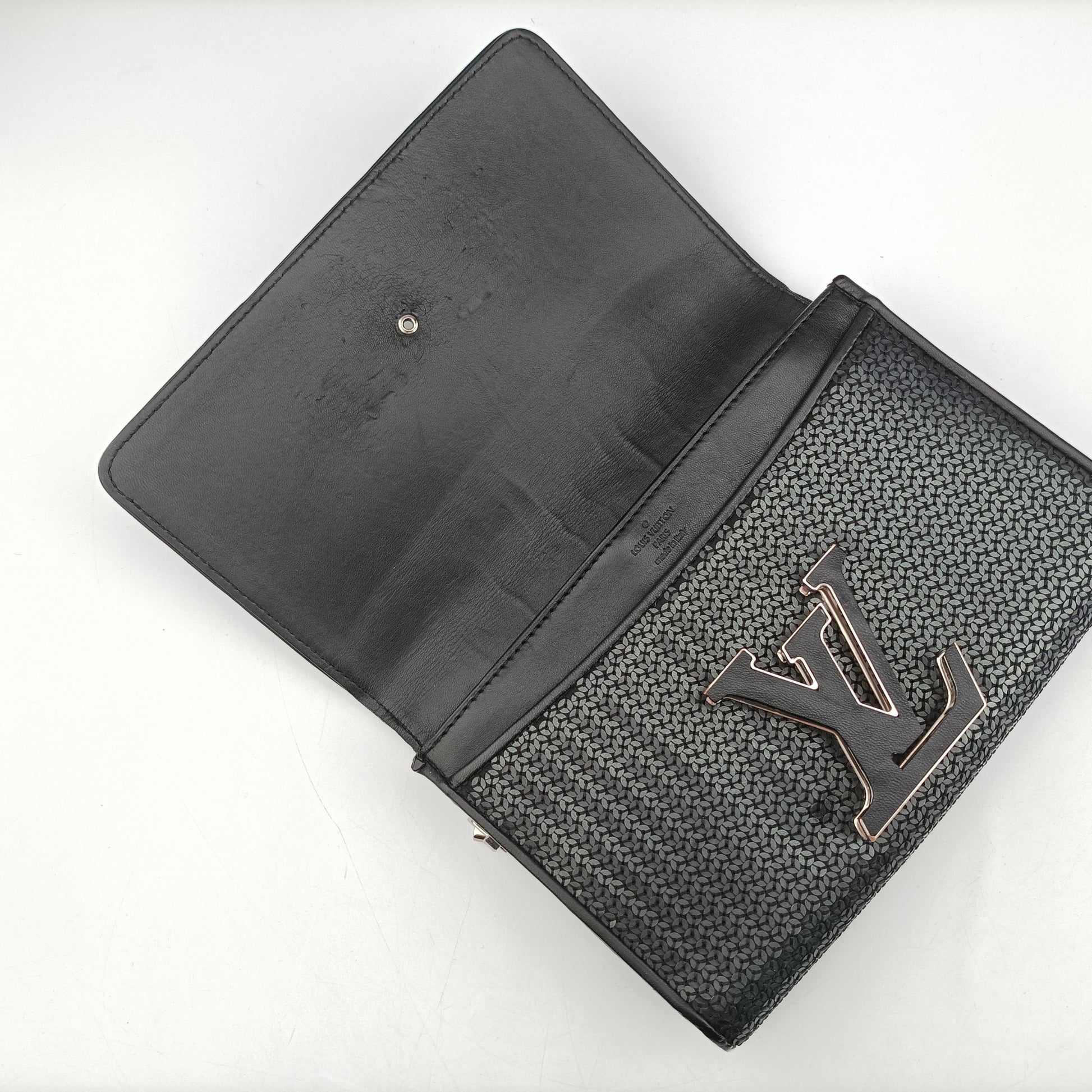 LV logo flap Noir sequins PL2186LVロゴフラップ ノワール スパンコール PL2186
