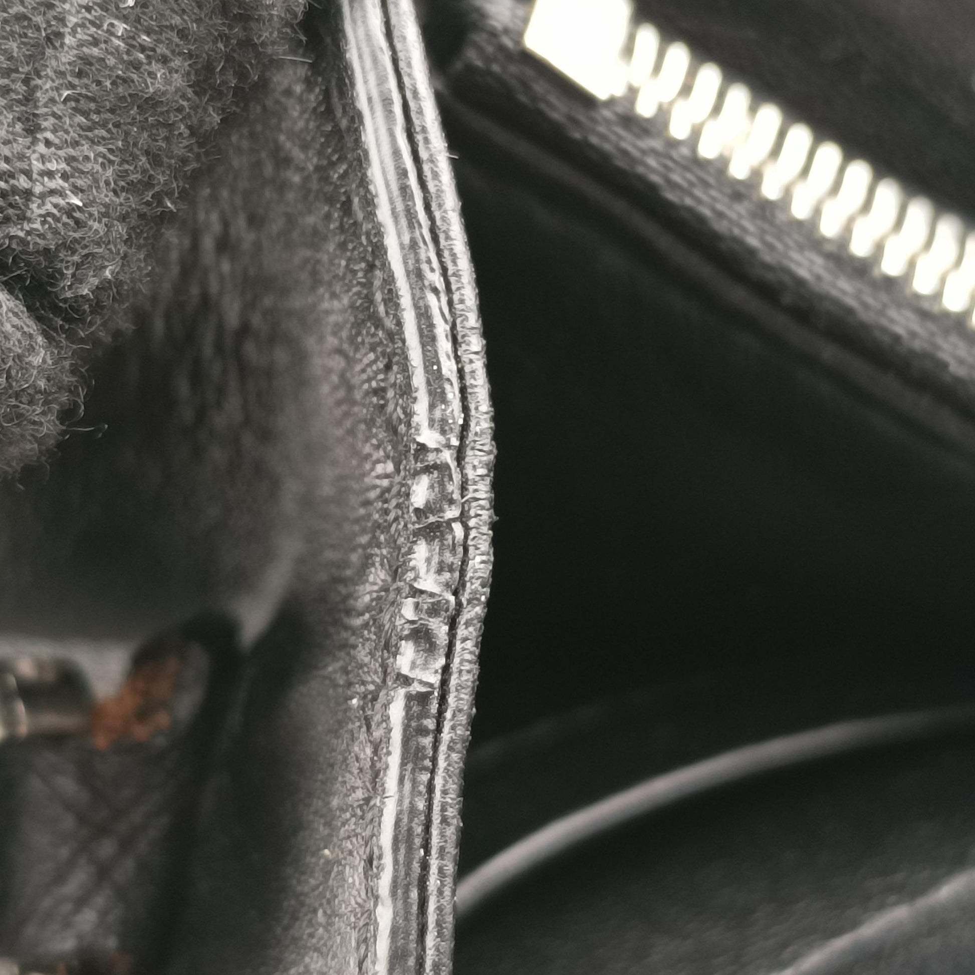 LV logo flap Noir sequins PL2186LVロゴフラップ ノワール スパンコール PL2186