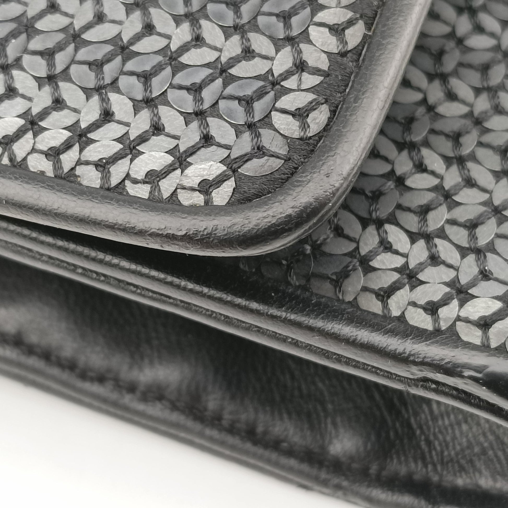 LV logo flap Noir sequins PL2186LVロゴフラップ ノワール スパンコール PL2186