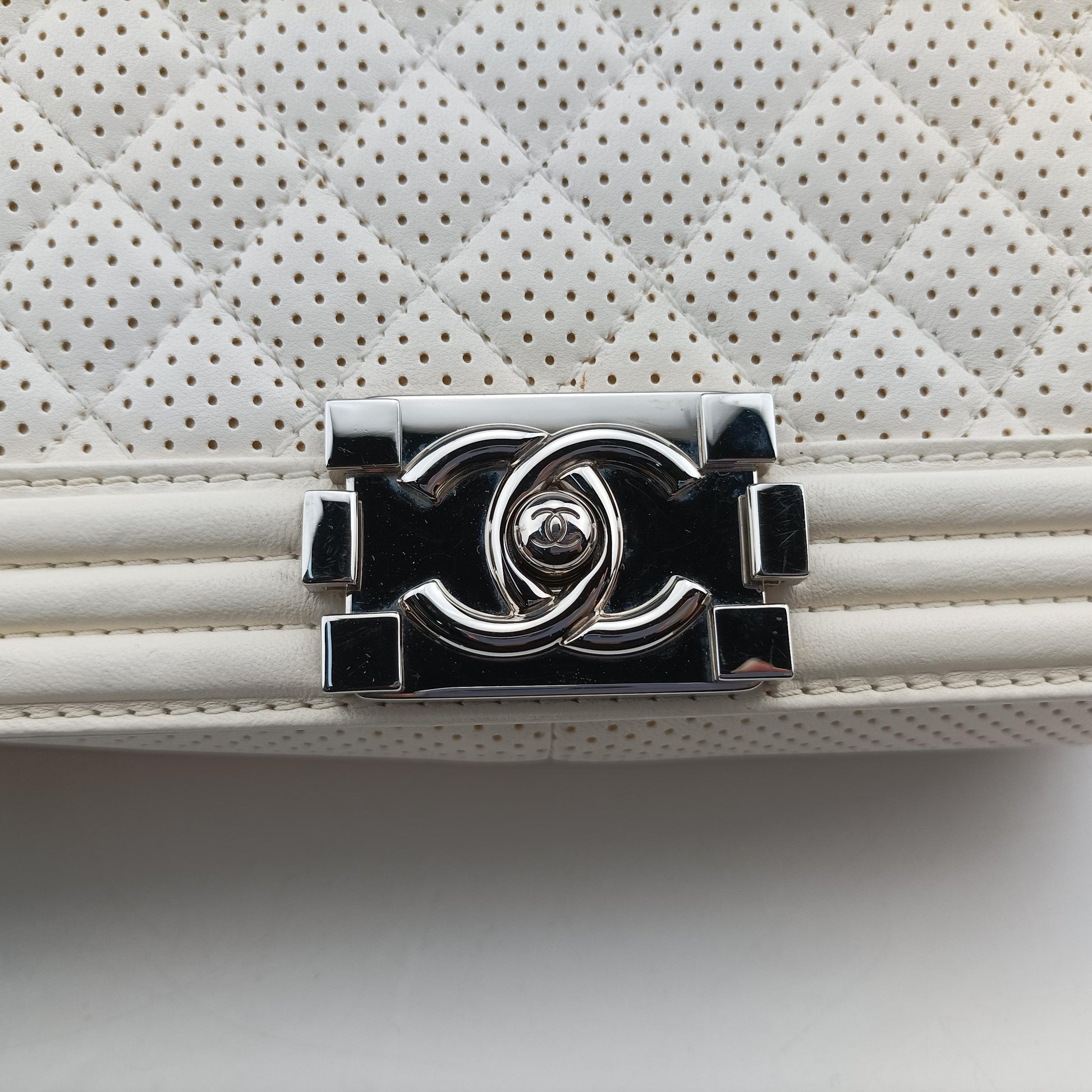 BOY CHANEL White Leather A67086 19277583ボーイシャネル ホワイト レザー A67086 19277583