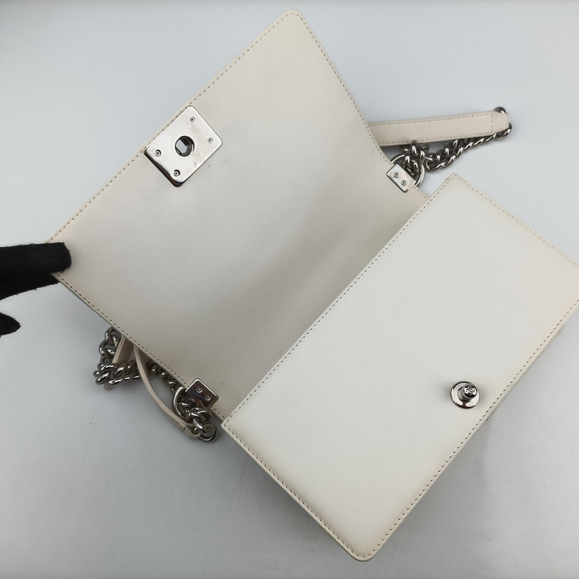 BOY CHANEL White Leather A67086 19277583ボーイシャネル ホワイト レザー A67086 19277583