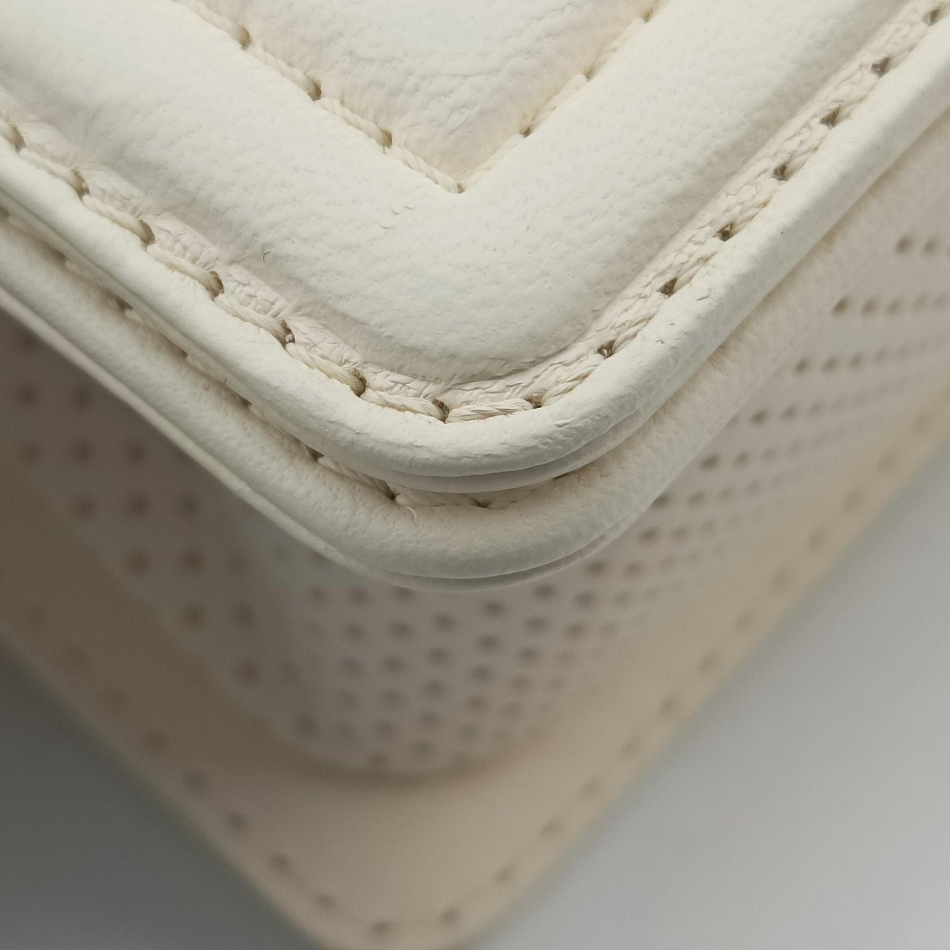 BOY CHANEL White Leather A67086 19277583ボーイシャネル ホワイト レザー A67086 19277583