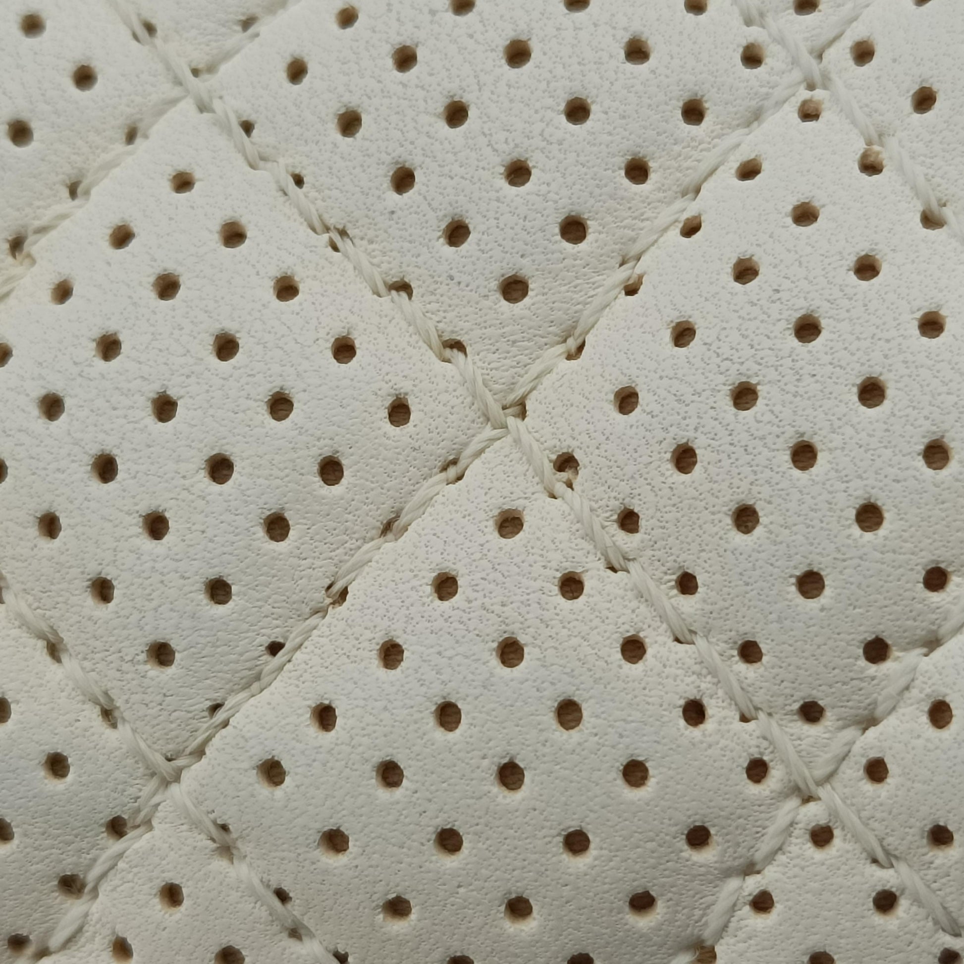 BOY CHANEL White Leather A67086 19277583ボーイシャネル ホワイト レザー A67086 19277583