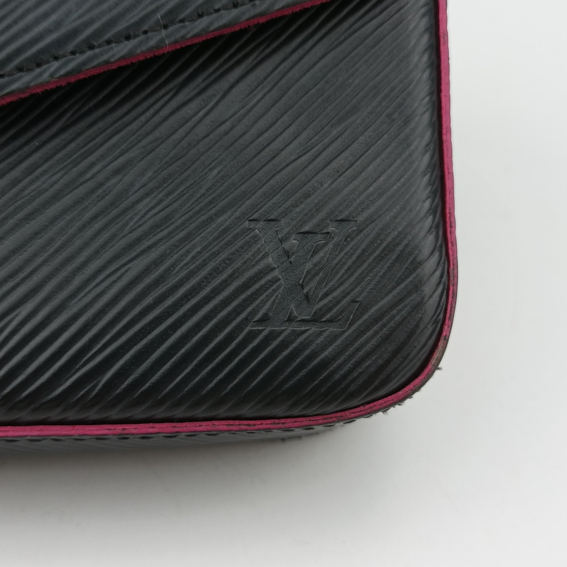 Pochette FéLICIE Noir×hot pink EPI M64579 TJ2187ポシェット フェリシー ノワール×ホットピンク エピ M64579 TJ2187