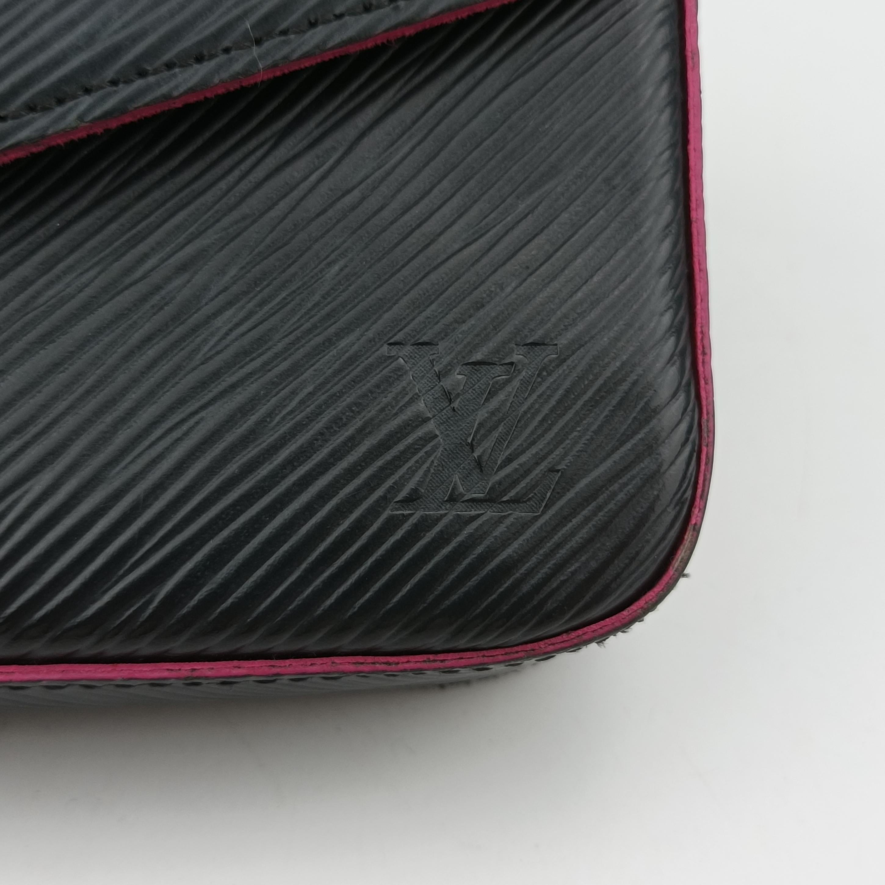 Pochette FéLICIE Noir×hot pink EPI M64579 TJ2187ポシェット フェリシー ノワール×ホットピンク エピ M64579 TJ2187