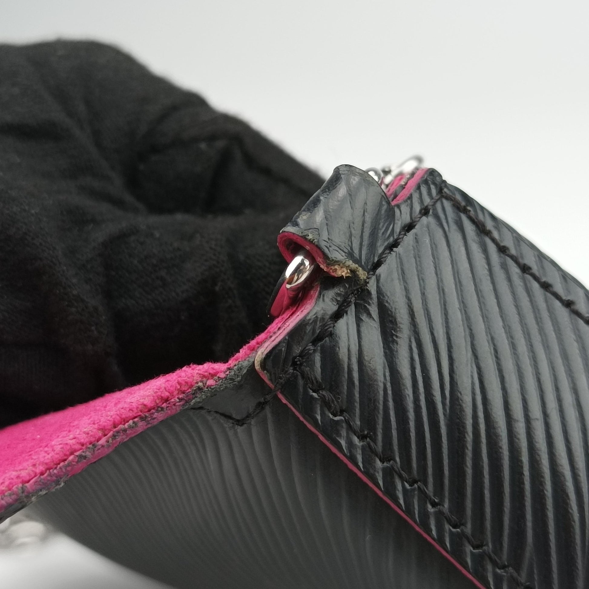 Pochette FéLICIE Noir×hot pink EPI M64579 TJ2187ポシェット フェリシー ノワール×ホットピンク エピ M64579 TJ2187