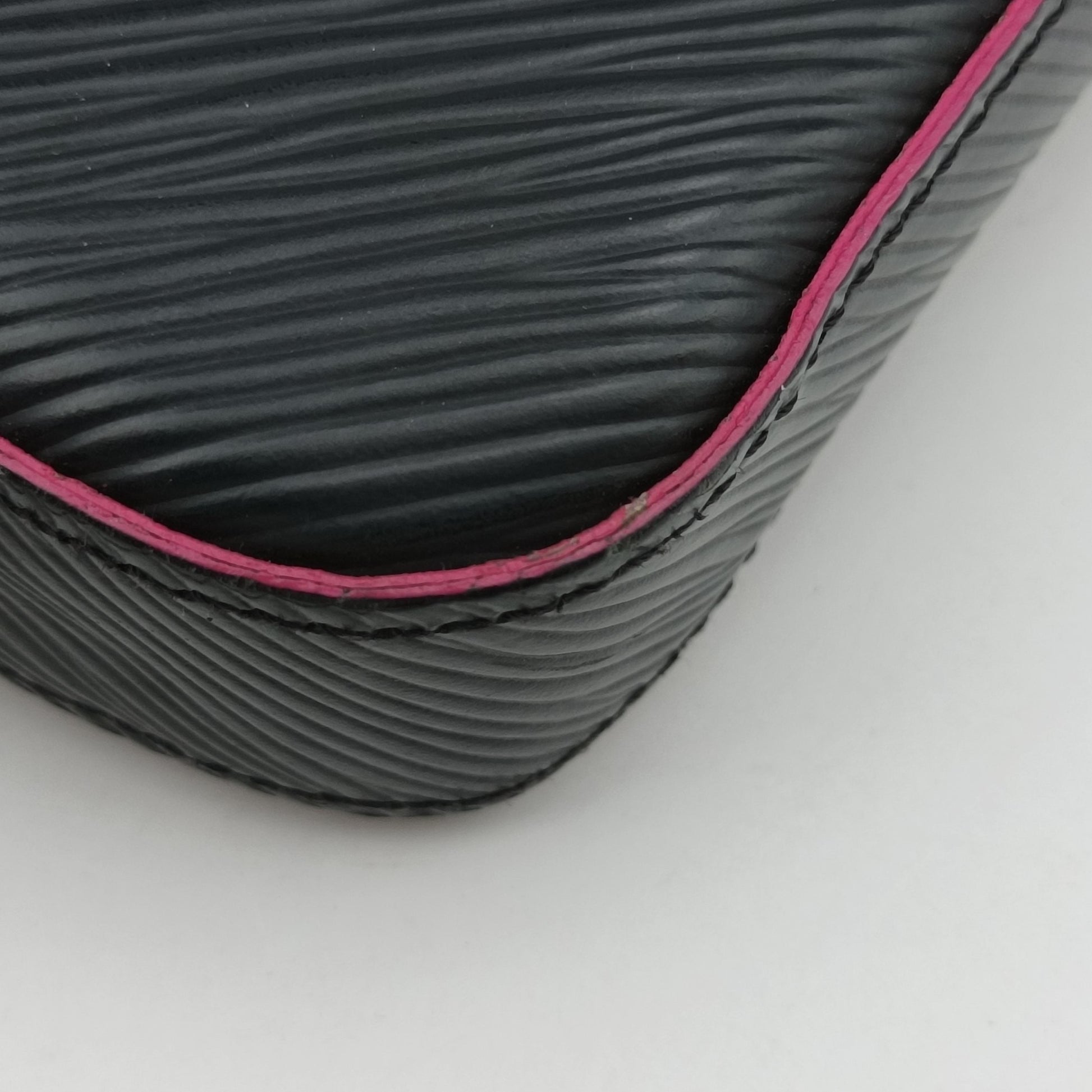 Pochette FéLICIE Noir×hot pink EPI M64579 TJ2187ポシェット フェリシー ノワール×ホットピンク エピ M64579 TJ2187