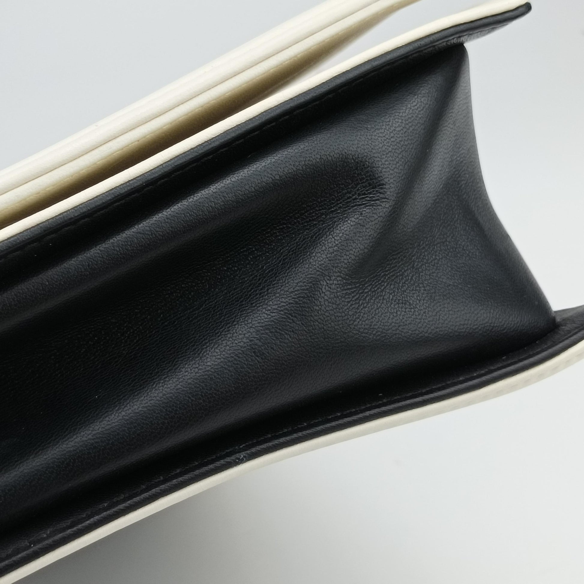 BOY CHANEL Black×beige Leather A67087 17949885ボーイシャネル ブラック×ベージュ レザー A67087 17949885