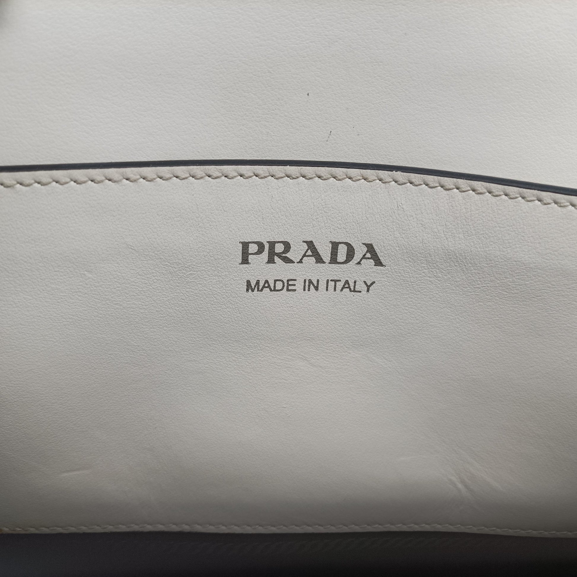 Monochrome Robot White SAFFIANO Leather 1BD127 7/Dモノクローム ロボット ホワイト サフィアーノレザー 1BD127 7/D