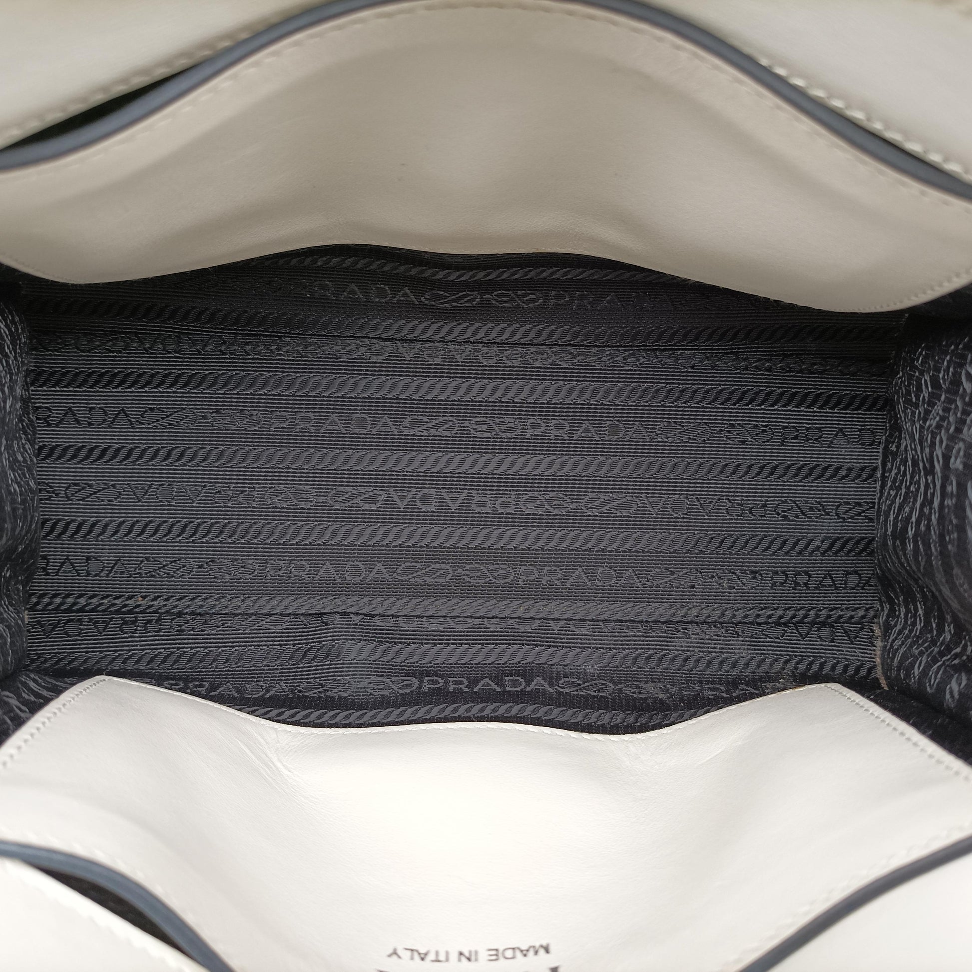 Monochrome Robot White SAFFIANO Leather 1BD127 7/Dモノクローム ロボット ホワイト サフィアーノレザー 1BD127 7/D