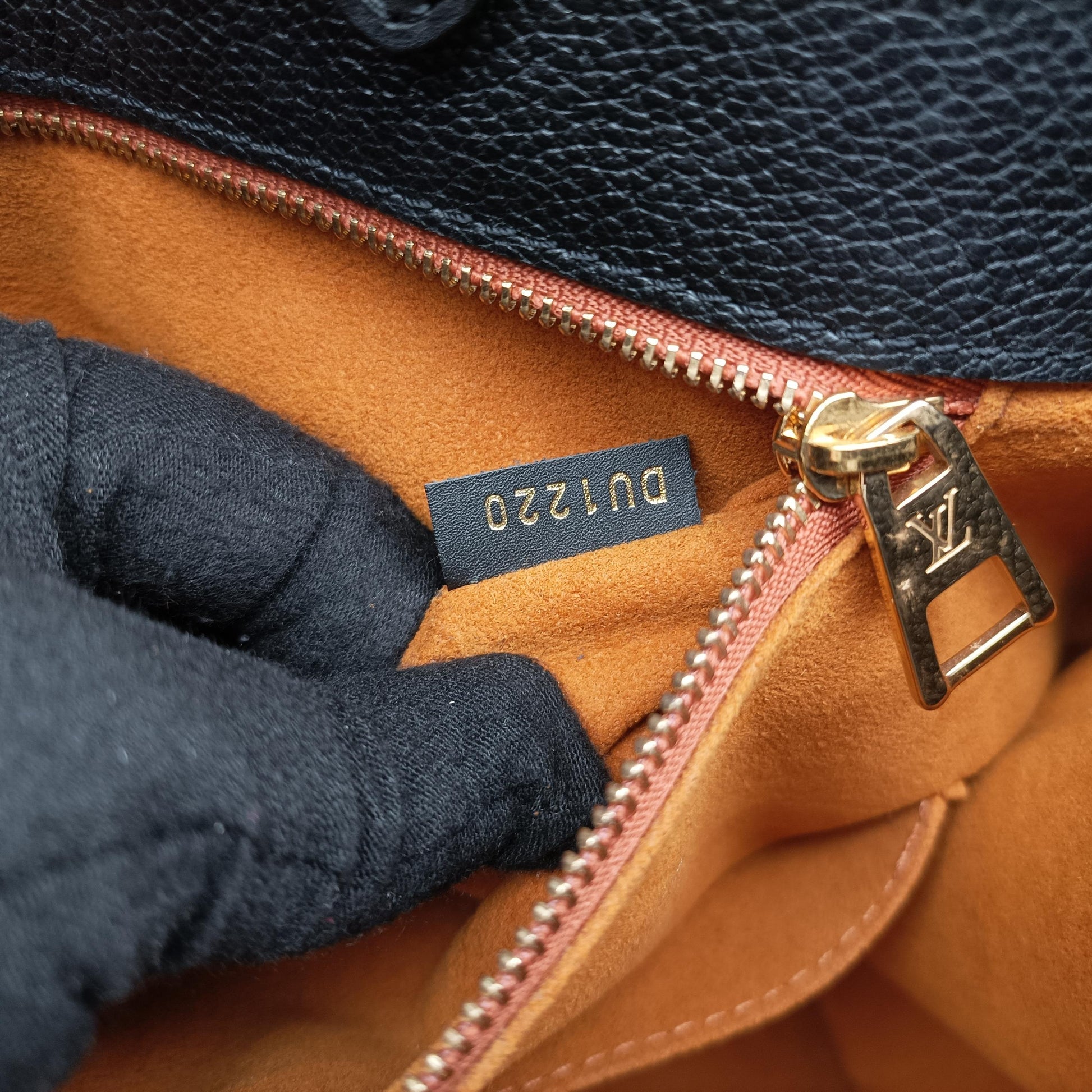 OnTheGo GM Noir Monogram Empreinte Giant M44925 DU1220 IC ChipオンザゴーGM ノワール モノグラム アンプラント M44925 DU1220 ICチップ