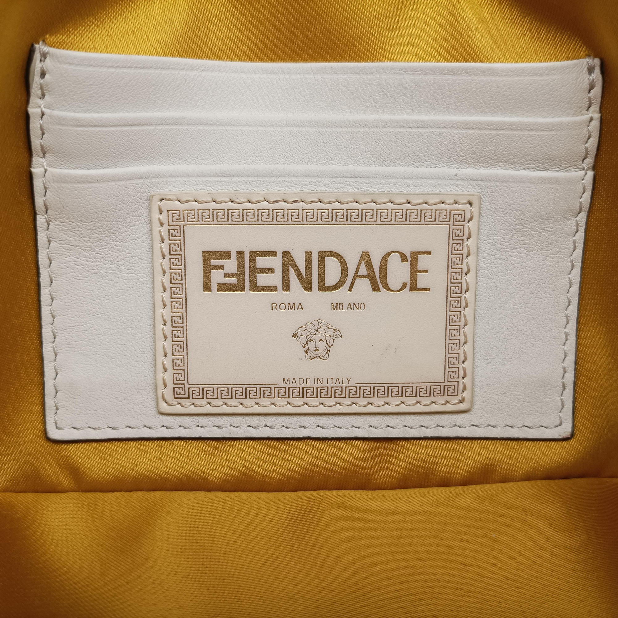 Fendace Brooch Mini Baguette White Leather 8BS066 8BS066-AJT6-228-10429フェンダース ブローチ ミニバゲット ホワイト レザー 8BS066 8BS066-AJT6-228-10429