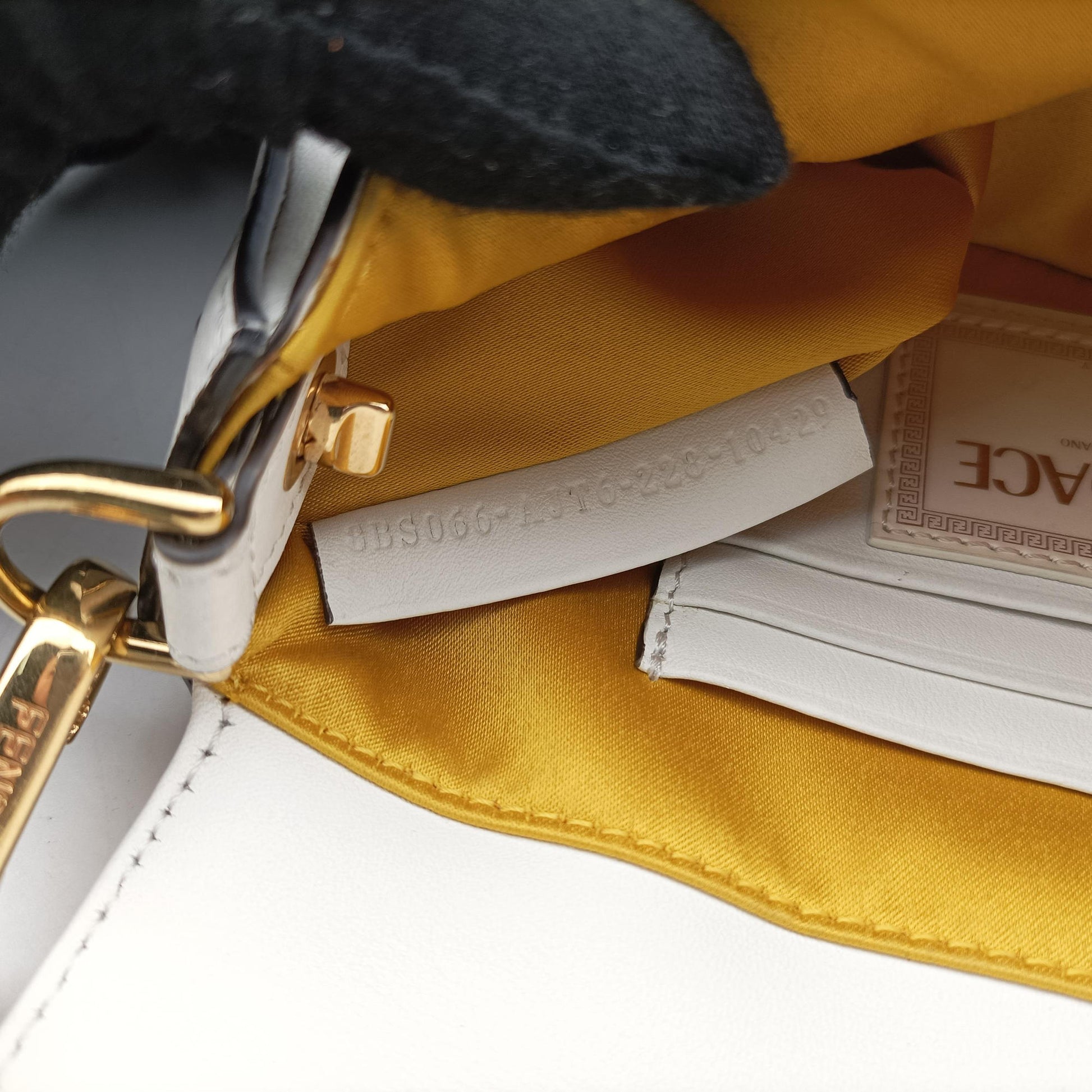 Fendace Brooch Mini Baguette White Leather 8BS066 8BS066-AJT6-228-10429フェンダース ブローチ ミニバゲット ホワイト レザー 8BS066 8BS066-AJT6-228-10429