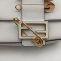 Fendace Brooch Mini Baguette White Leather 8BS066 8BS066-AJT6-228-10429フェンダース ブローチ ミニバゲット ホワイト レザー 8BS066 8BS066-AJT6-228-10429