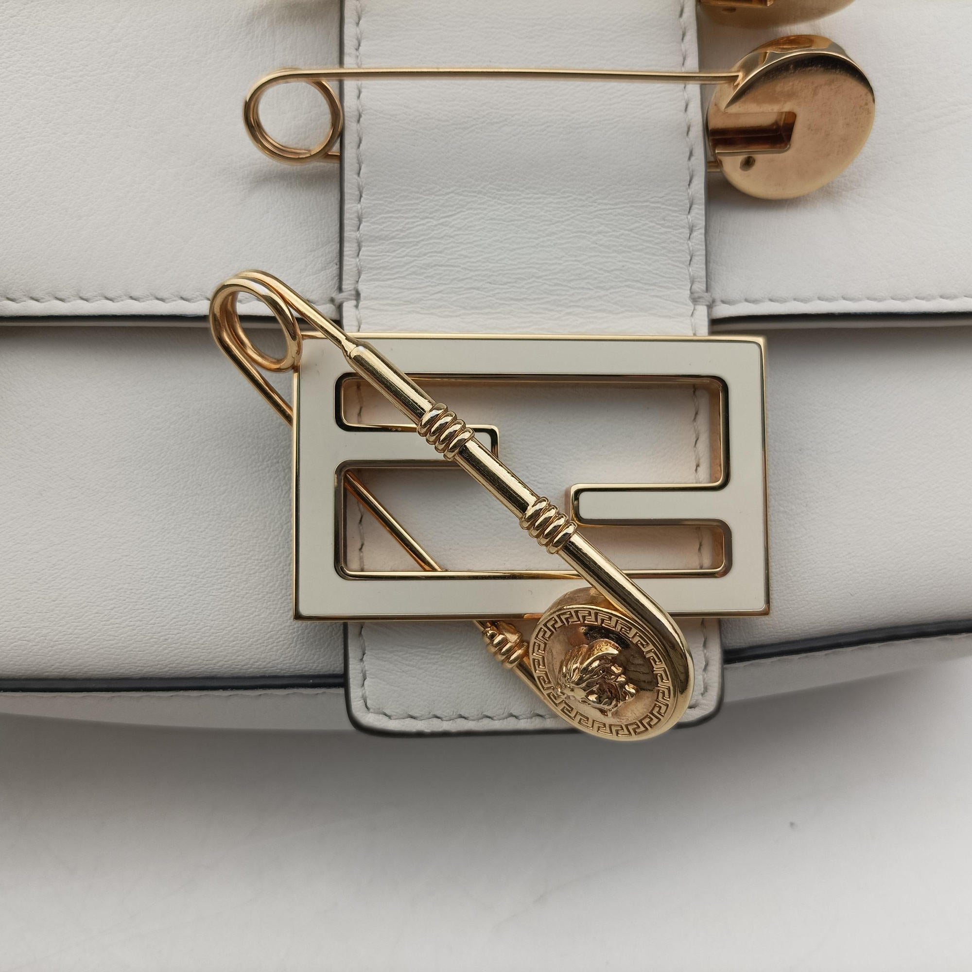Fendace Brooch Mini Baguette White Leather 8BS066 8BS066-AJT6-228-10429フェンダース ブローチ ミニバゲット ホワイト レザー 8BS066 8BS066-AJT6-228-10429