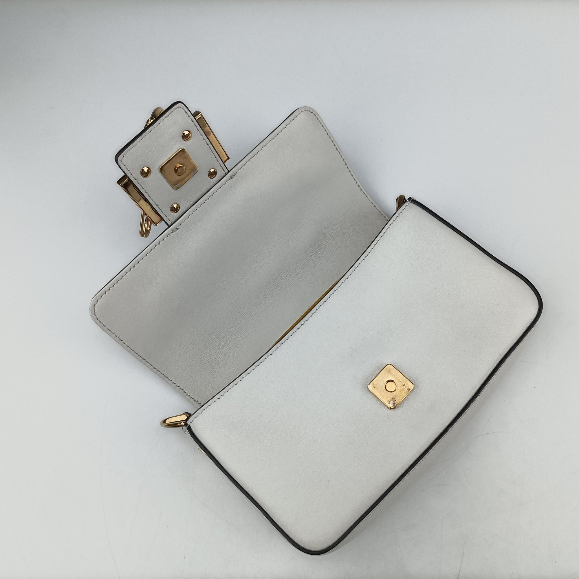 Fendace Brooch Mini Baguette White Leather 8BS066 8BS066-AJT6-228-10429フェンダース ブローチ ミニバゲット ホワイト レザー 8BS066 8BS066-AJT6-228-10429