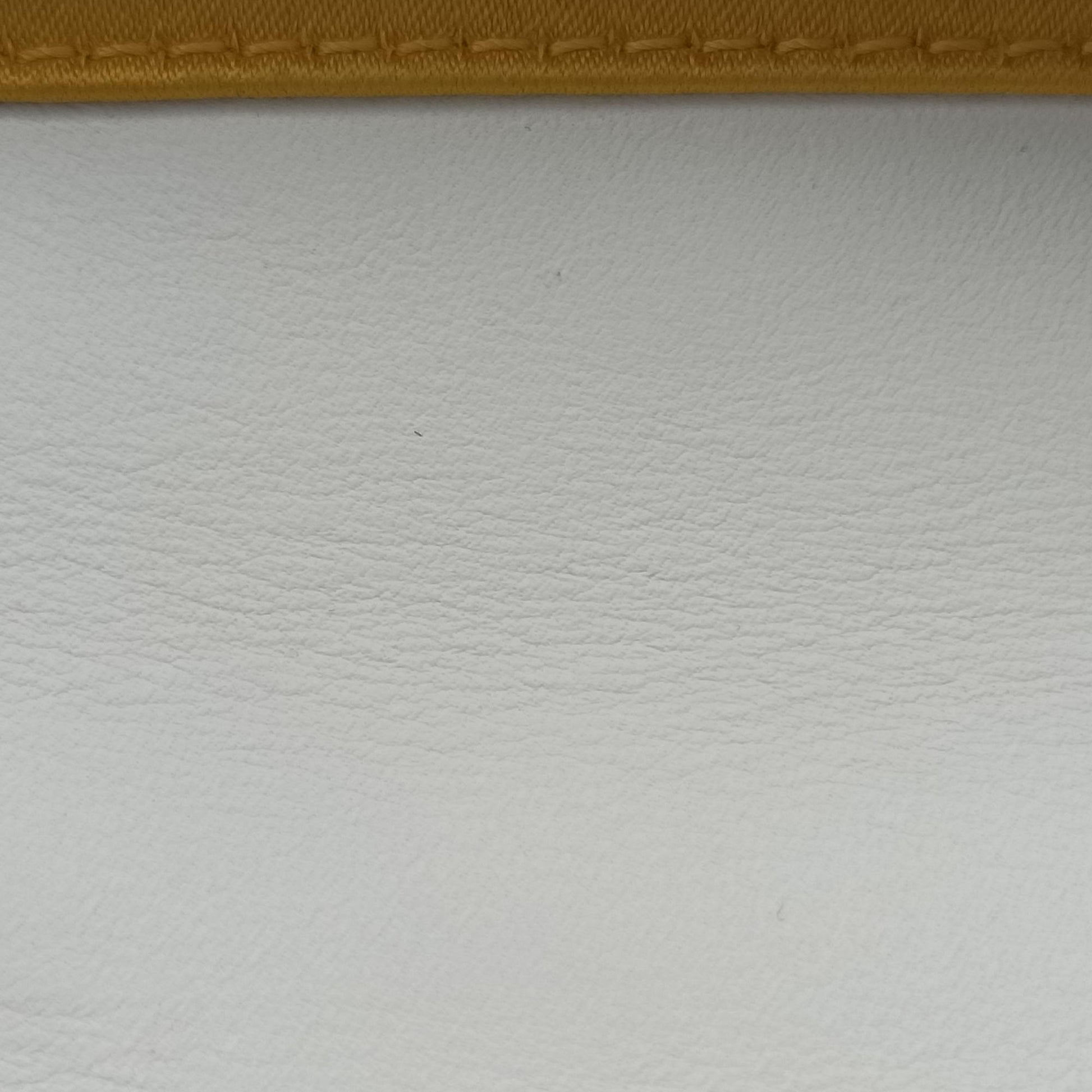 Fendace Brooch Mini Baguette White Leather 8BS066 8BS066-AJT6-228-10429フェンダース ブローチ ミニバゲット ホワイト レザー 8BS066 8BS066-AJT6-228-10429
