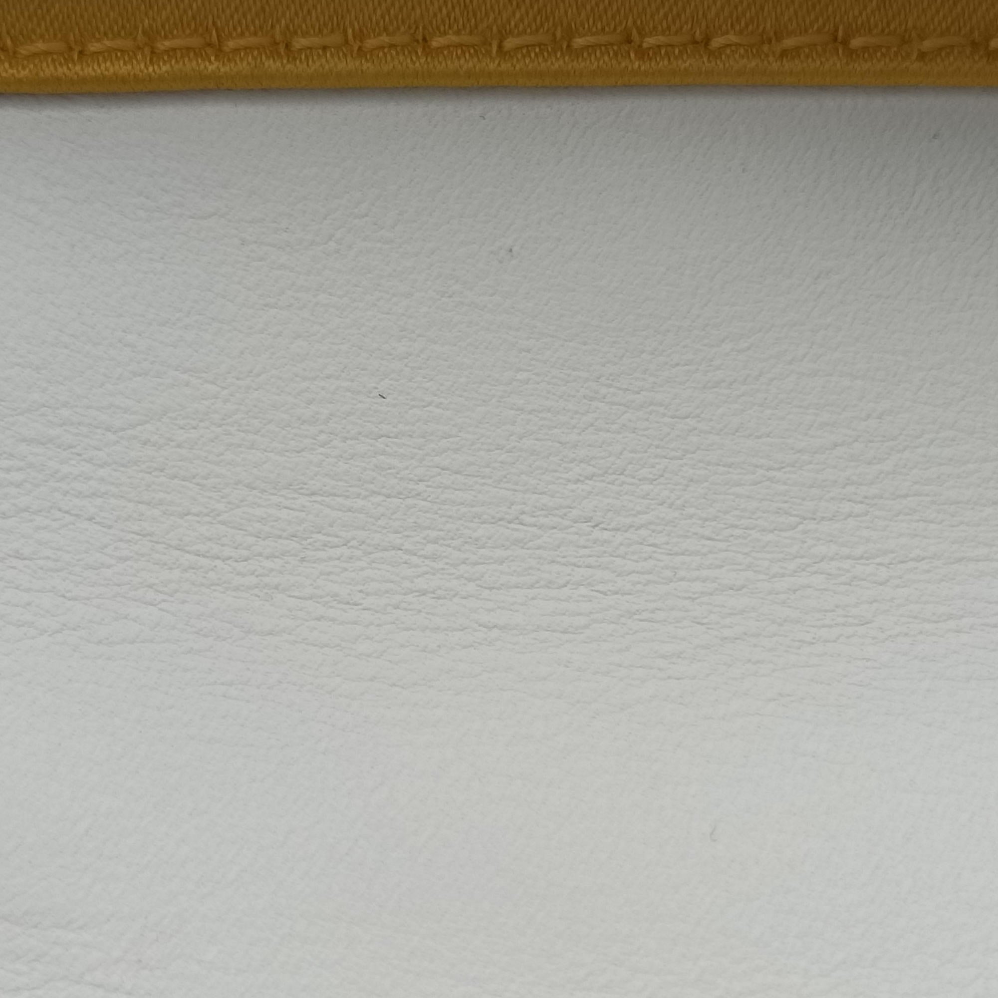 Fendace Brooch Mini Baguette White Leather 8BS066 8BS066-AJT6-228-10429フェンダース ブローチ ミニバゲット ホワイト レザー 8BS066 8BS066-AJT6-228-10429
