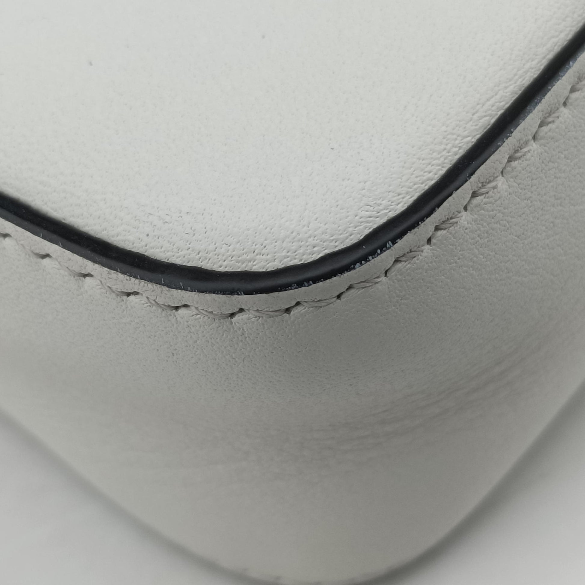 Fendace Brooch Mini Baguette White Leather 8BS066 8BS066-AJT6-228-10429フェンダース ブローチ ミニバゲット ホワイト レザー 8BS066 8BS066-AJT6-228-10429