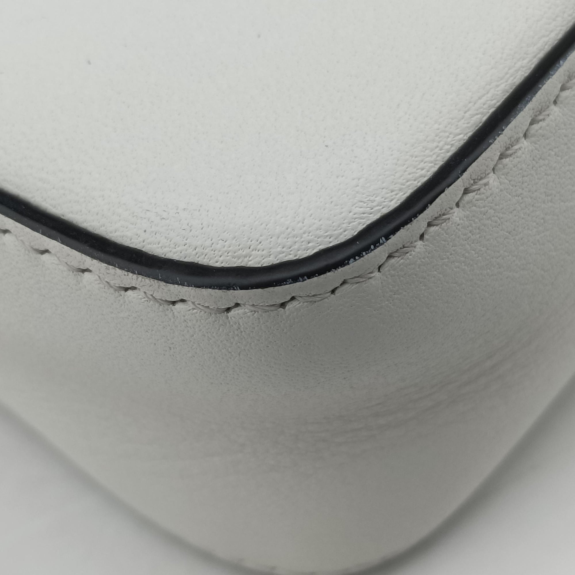 Fendace Brooch Mini Baguette White Leather 8BS066 8BS066-AJT6-228-10429フェンダース ブローチ ミニバゲット ホワイト レザー 8BS066 8BS066-AJT6-228-10429