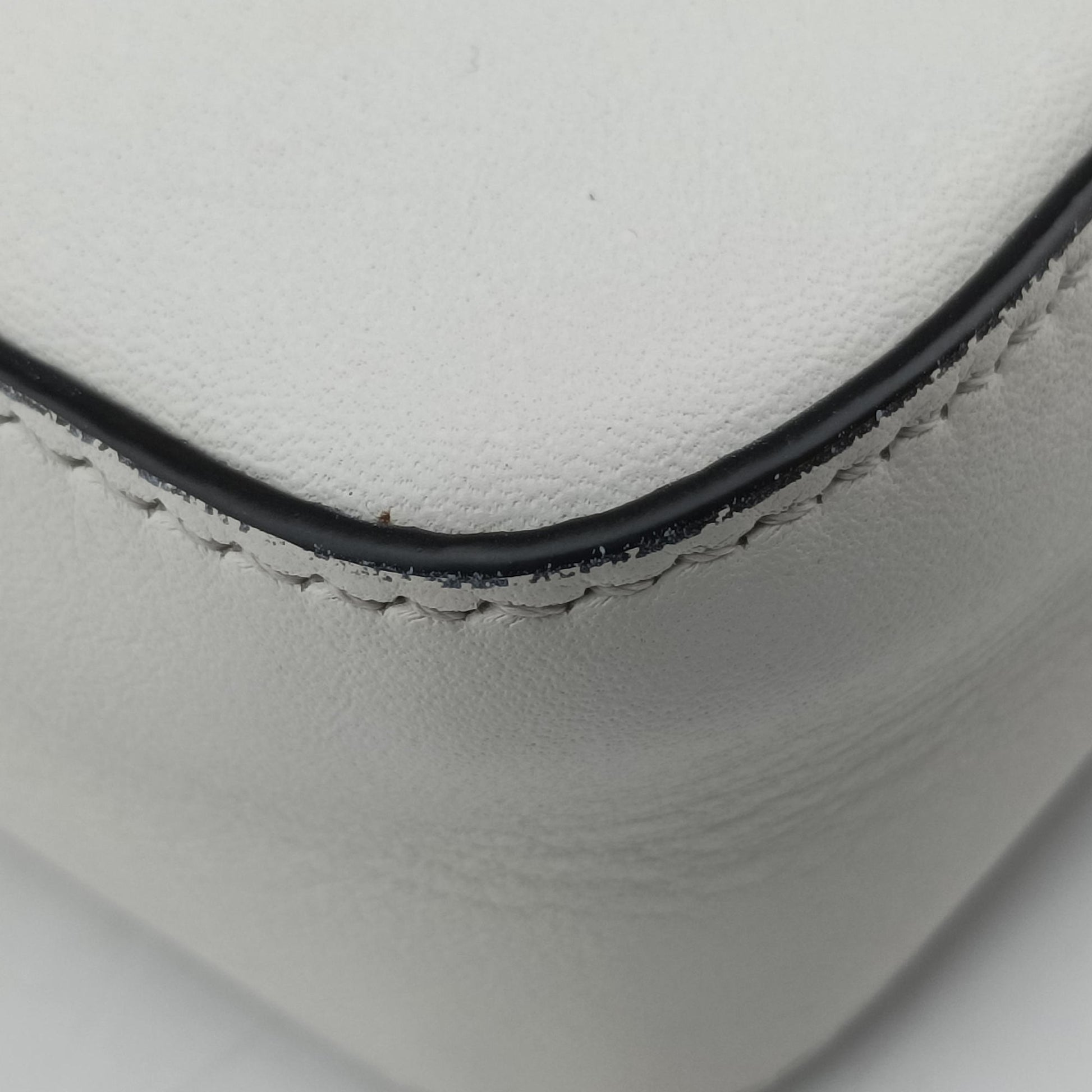 Fendace Brooch Mini Baguette White Leather 8BS066 8BS066-AJT6-228-10429フェンダース ブローチ ミニバゲット ホワイト レザー 8BS066 8BS066-AJT6-228-10429