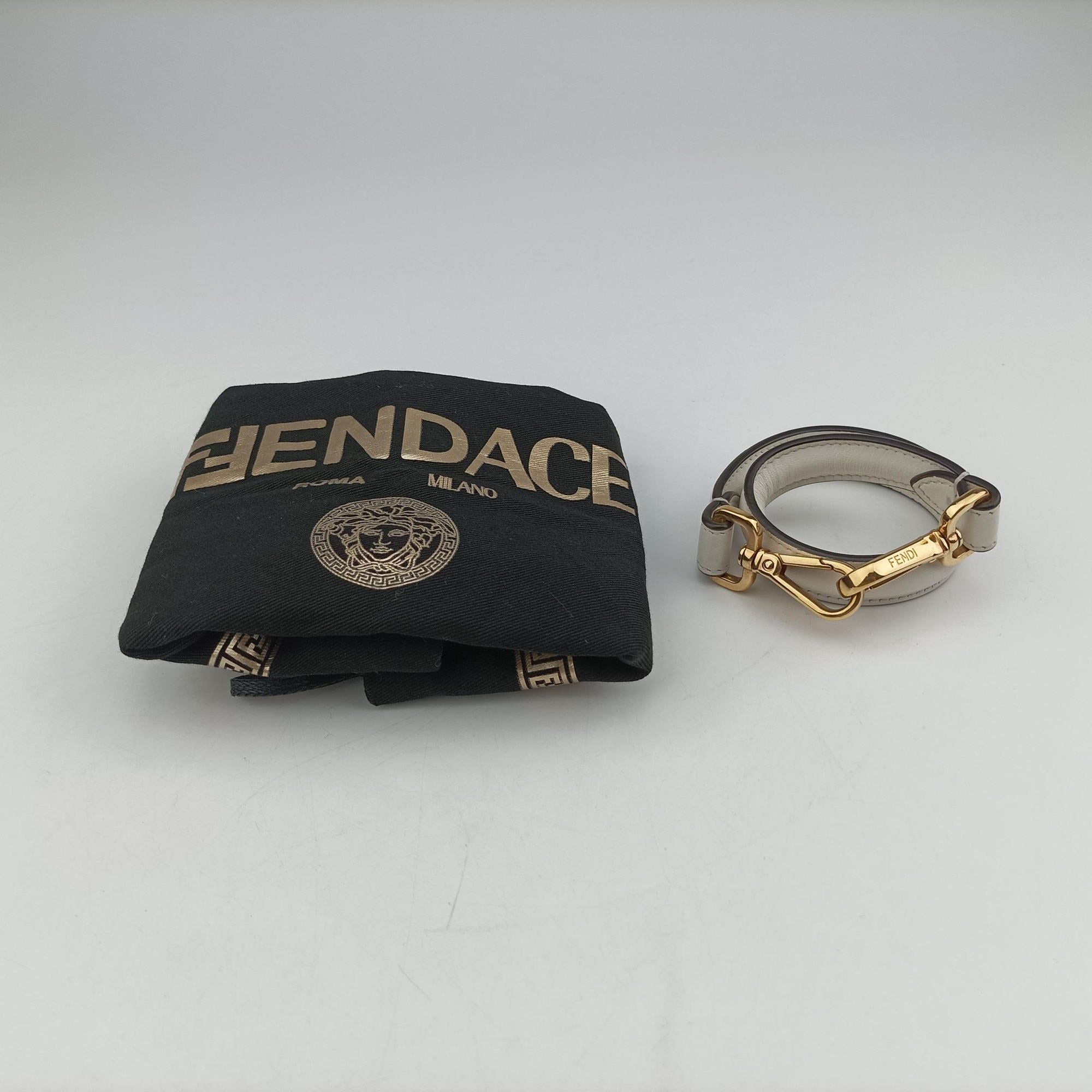 Fendace Brooch Mini Baguette White Leather 8BS066 8BS066-AJT6-228-10429フェンダース ブローチ ミニバゲット ホワイト レザー 8BS066 8BS066-AJT6-228-10429