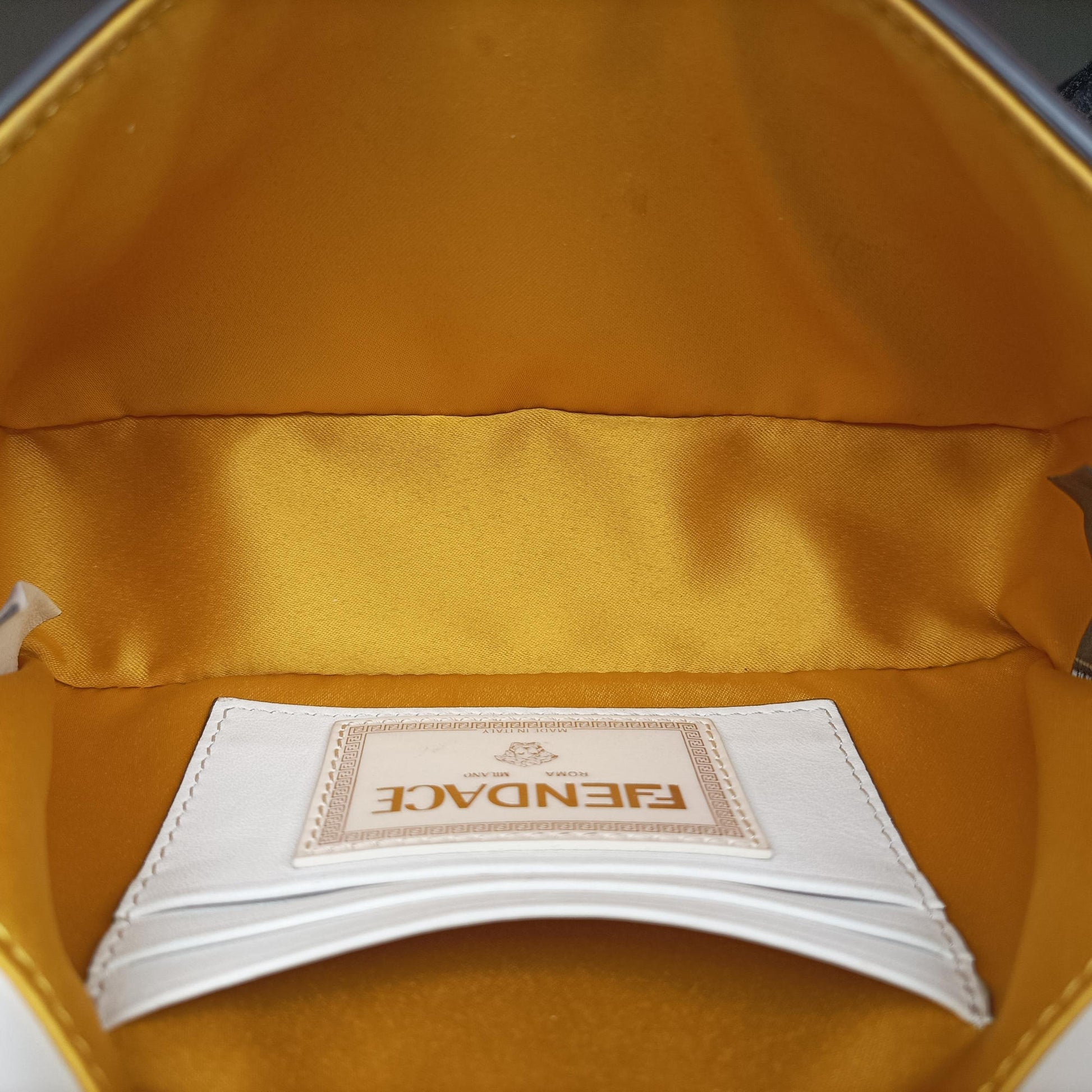 Fendace Brooch Mini Baguette White Leather 8BS066 8BS066-AJT6-228-10429フェンダース ブローチ ミニバゲット ホワイト レザー 8BS066 8BS066-AJT6-228-10429